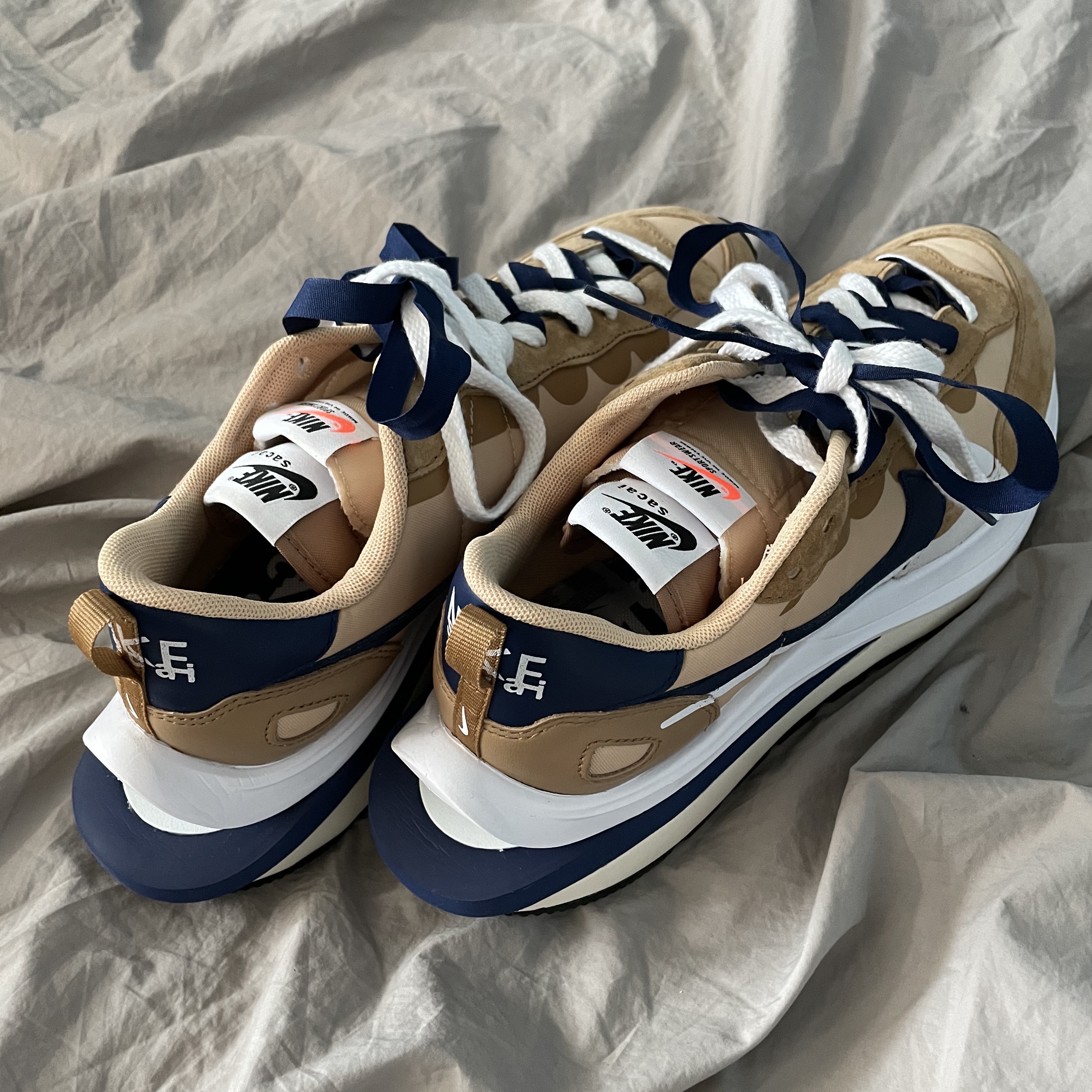 Nike x Sacai VaporWaffle Sesame and Blue Void 착용 스타일 - 2