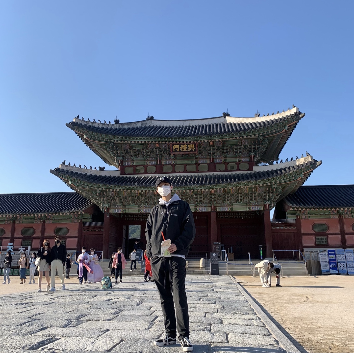 Essentials Track Jacket Black - 20FW, Essentials Track Pants Black - 20FW 착용 스타일