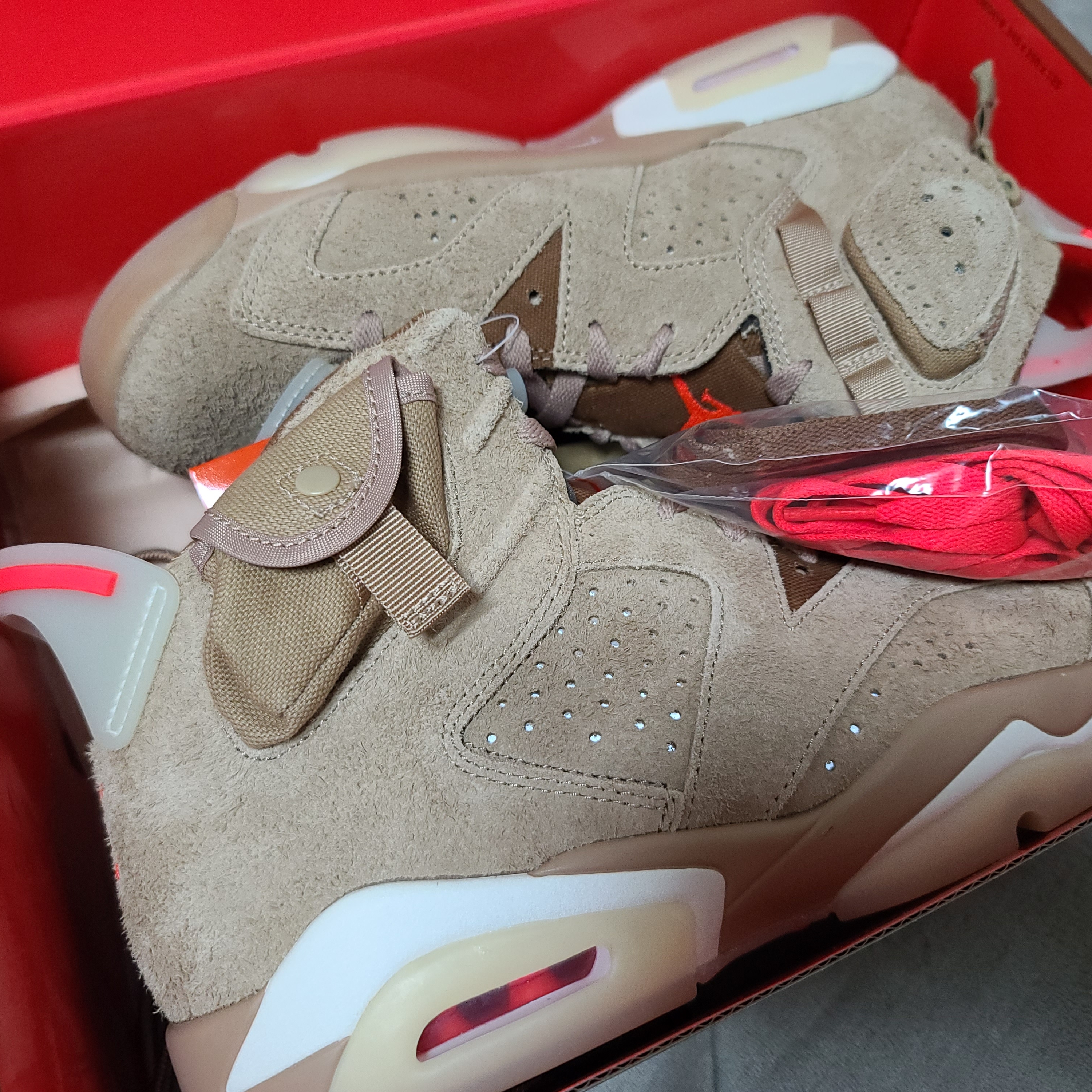 Jordan 6 x Travis Scott Retro SP British Khaki 착용 스타일 - 2