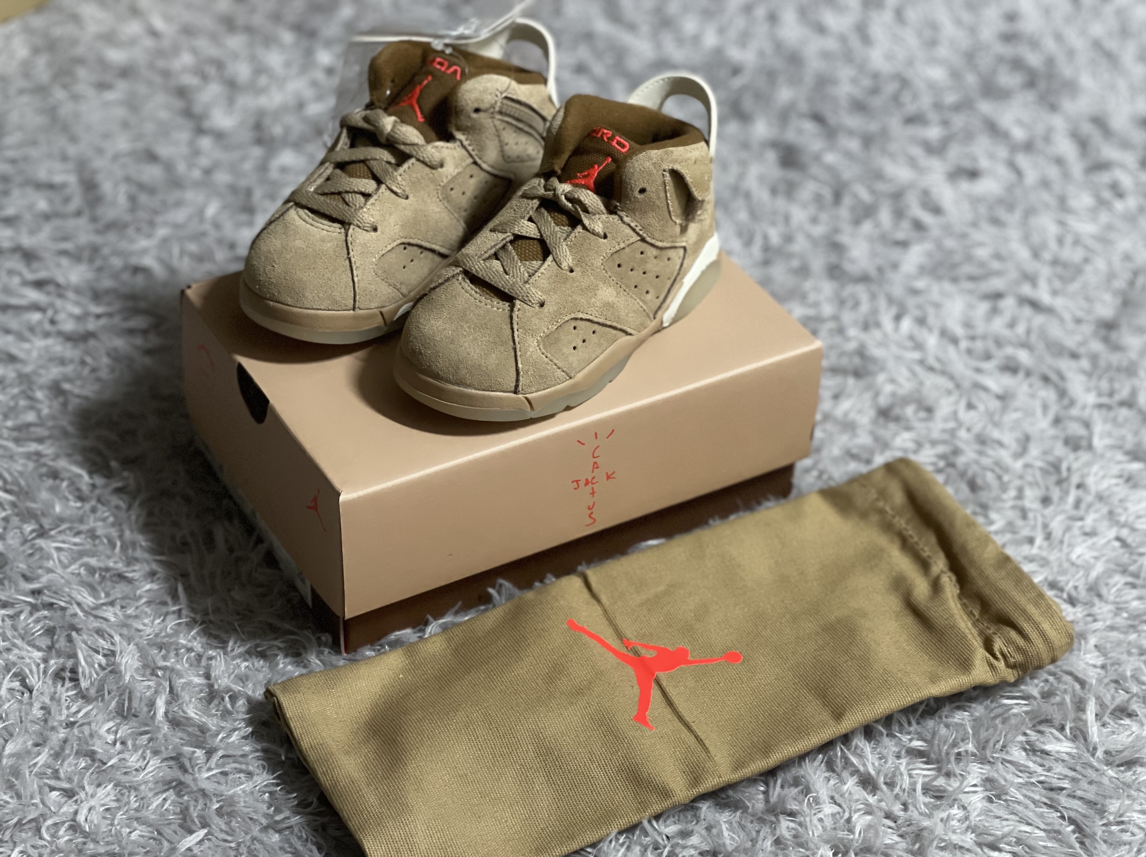 (TD) Jordan 6 x Travis Scott Retro SP British Khaki 착용 스타일 - 3