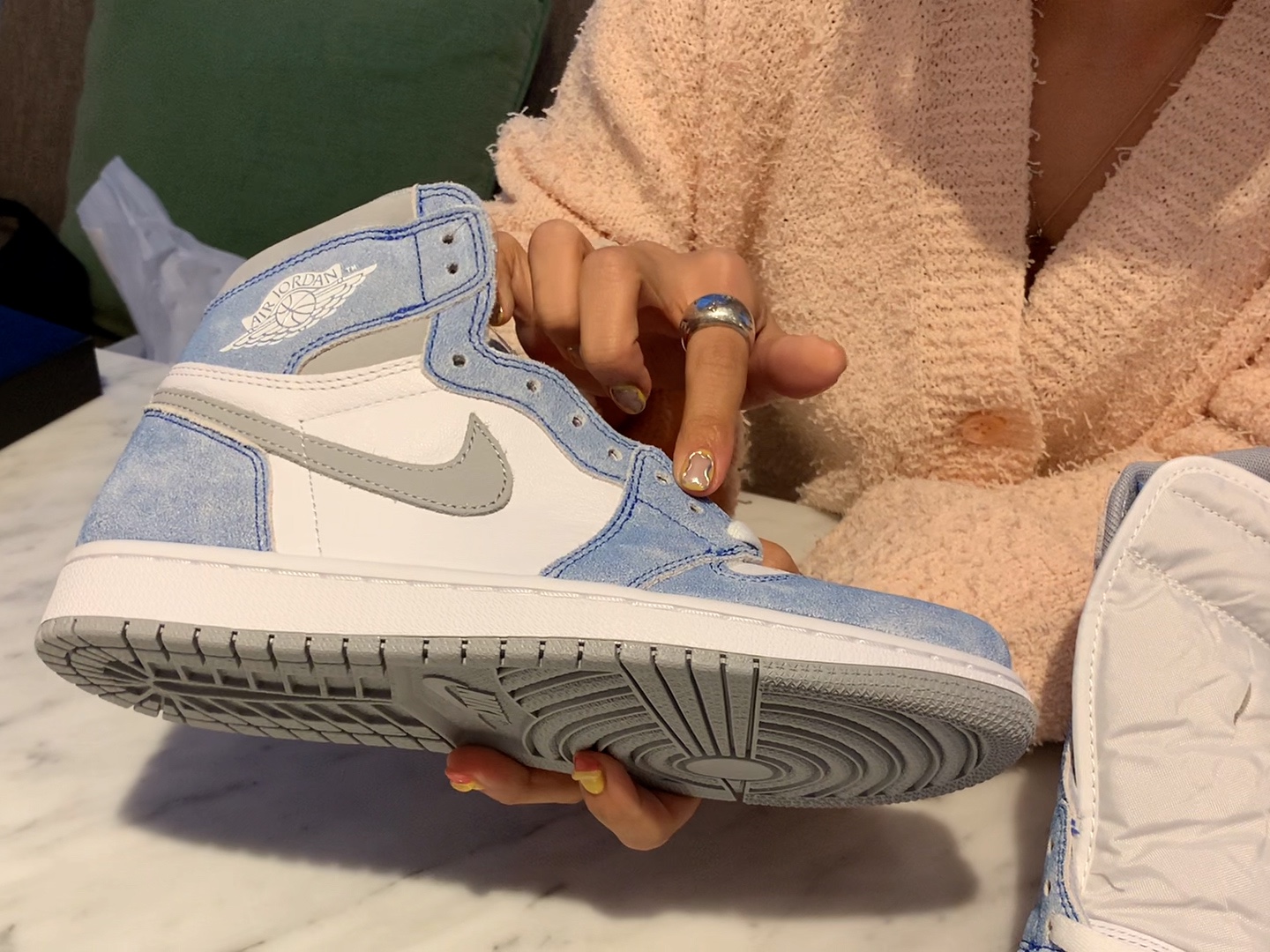 Jordan 1 Retro High OG Hyper Royal 착용 스타일 - 3