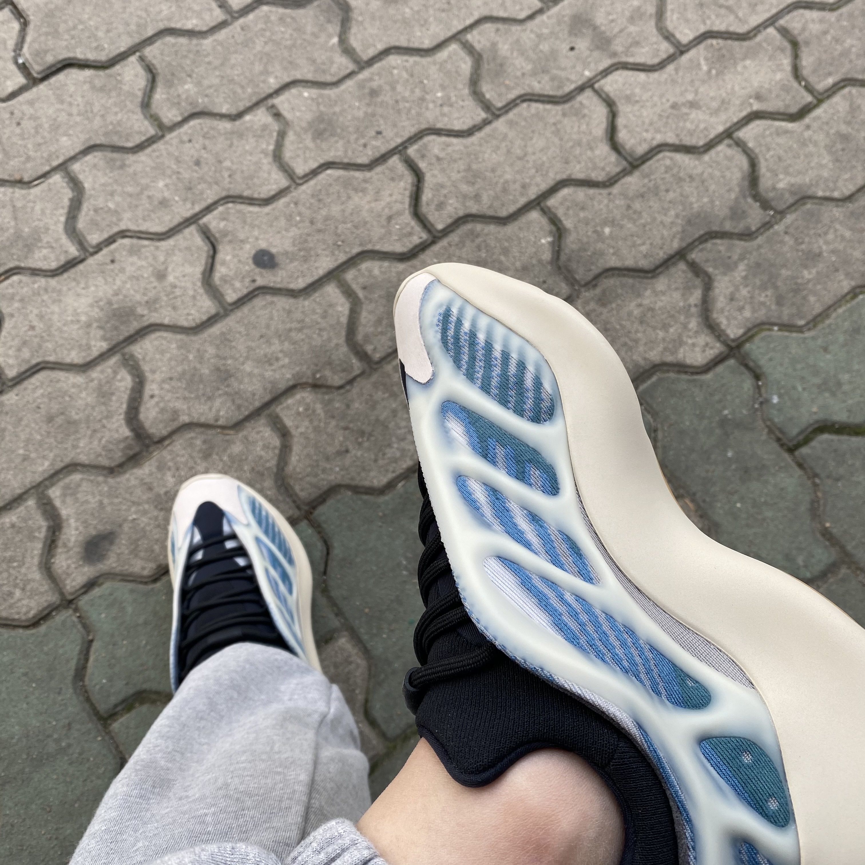 Adidas Yeezy 700 V3 Kyanite 착용 스타일
