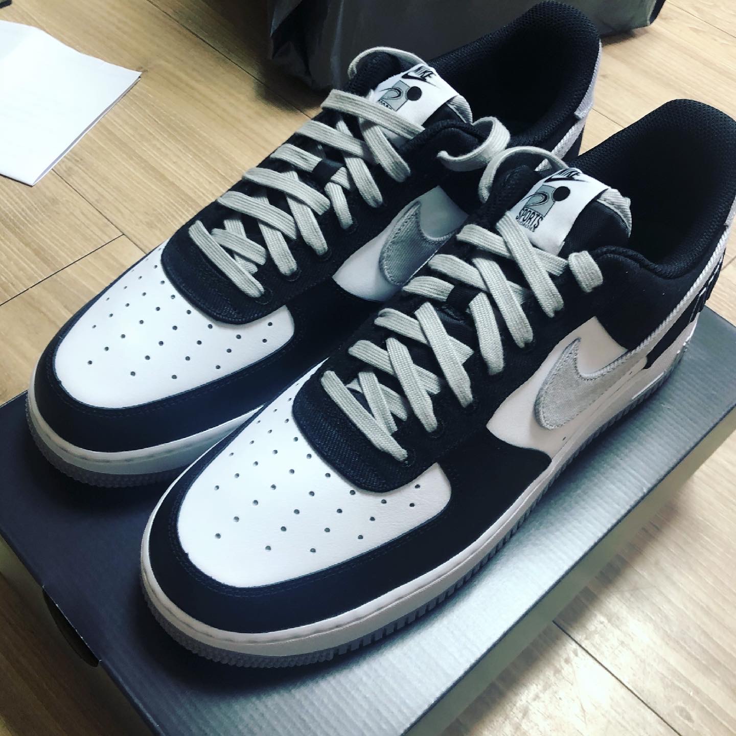 Nike Air Force 1 '07 LV8 EMB Black Silver 착용 스타일 - 2
