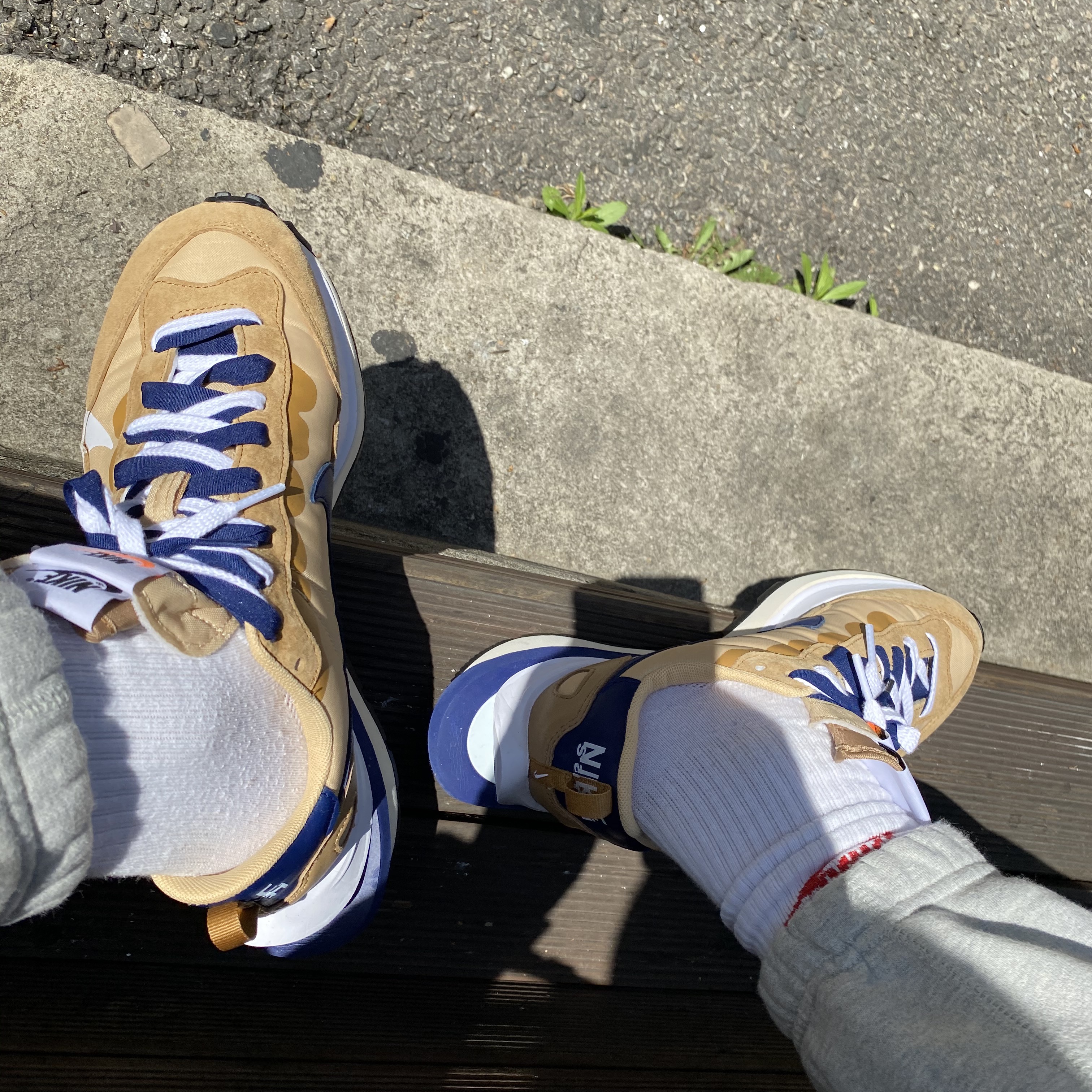 Nike x Sacai VaporWaffle Sesame and Blue Void 착용 스타일 - 3