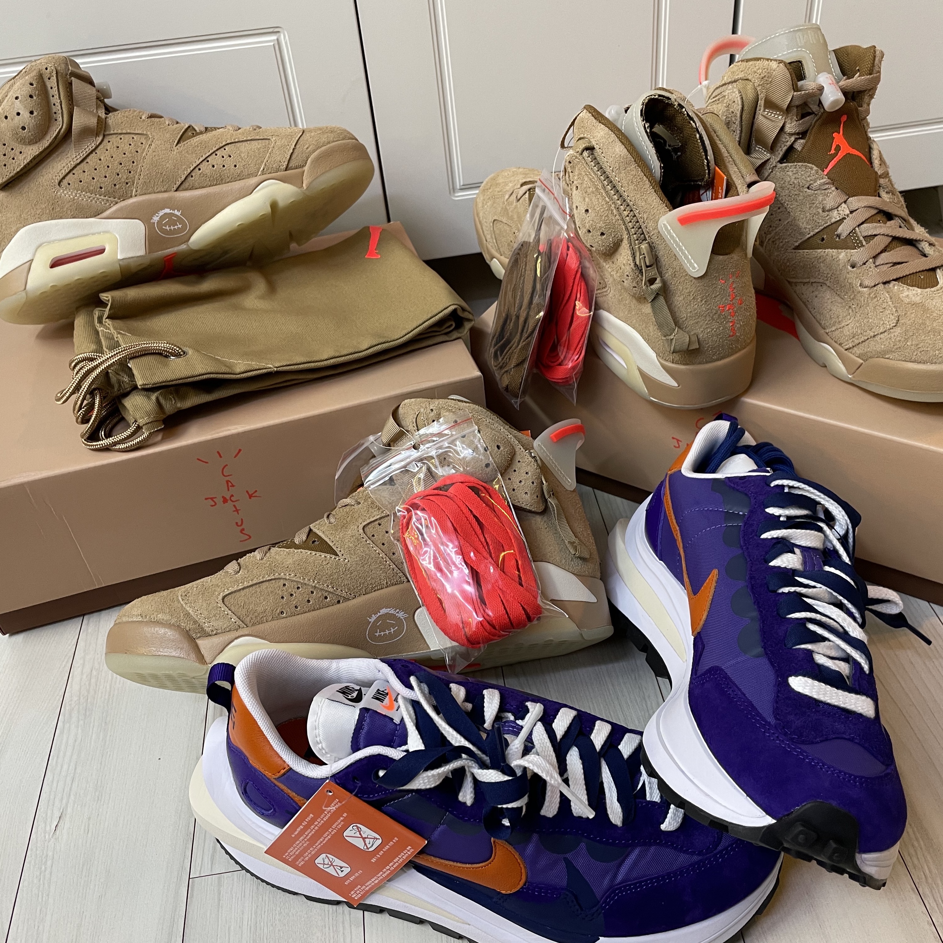 Jordan 6 x Travis Scott Retro SP British Khaki, Nike x Sacai VaporWaffle Dark Iris 착용 스타일