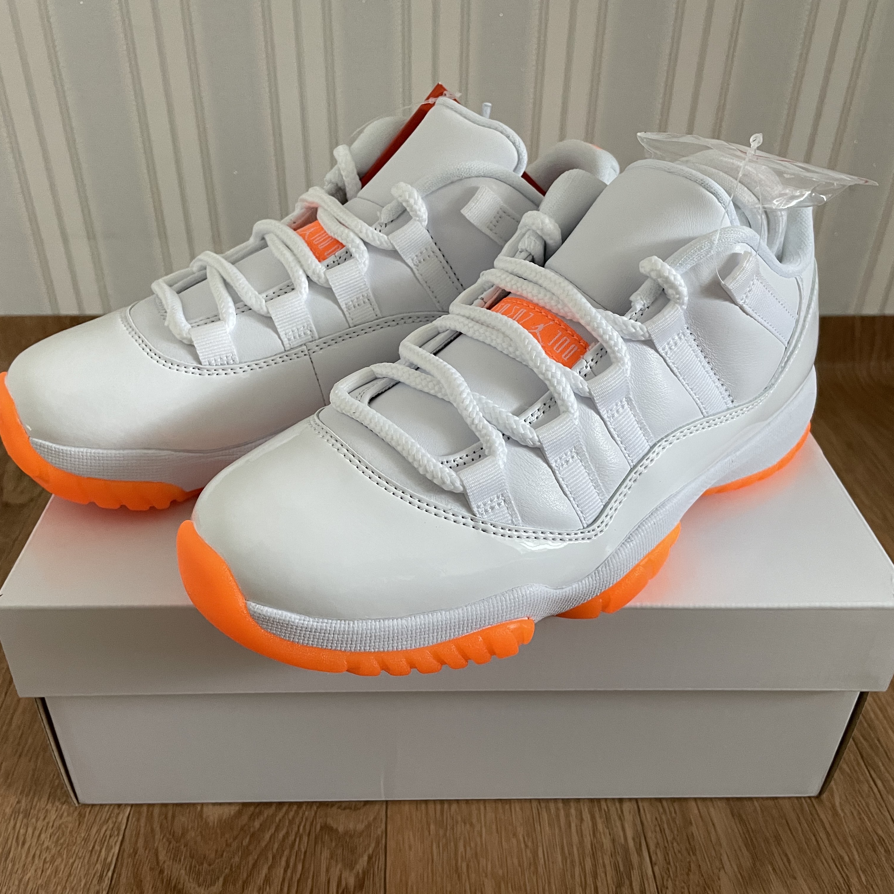 (W) Jordan 11 Retro Low Bright Citrus 착용 스타일 - 1