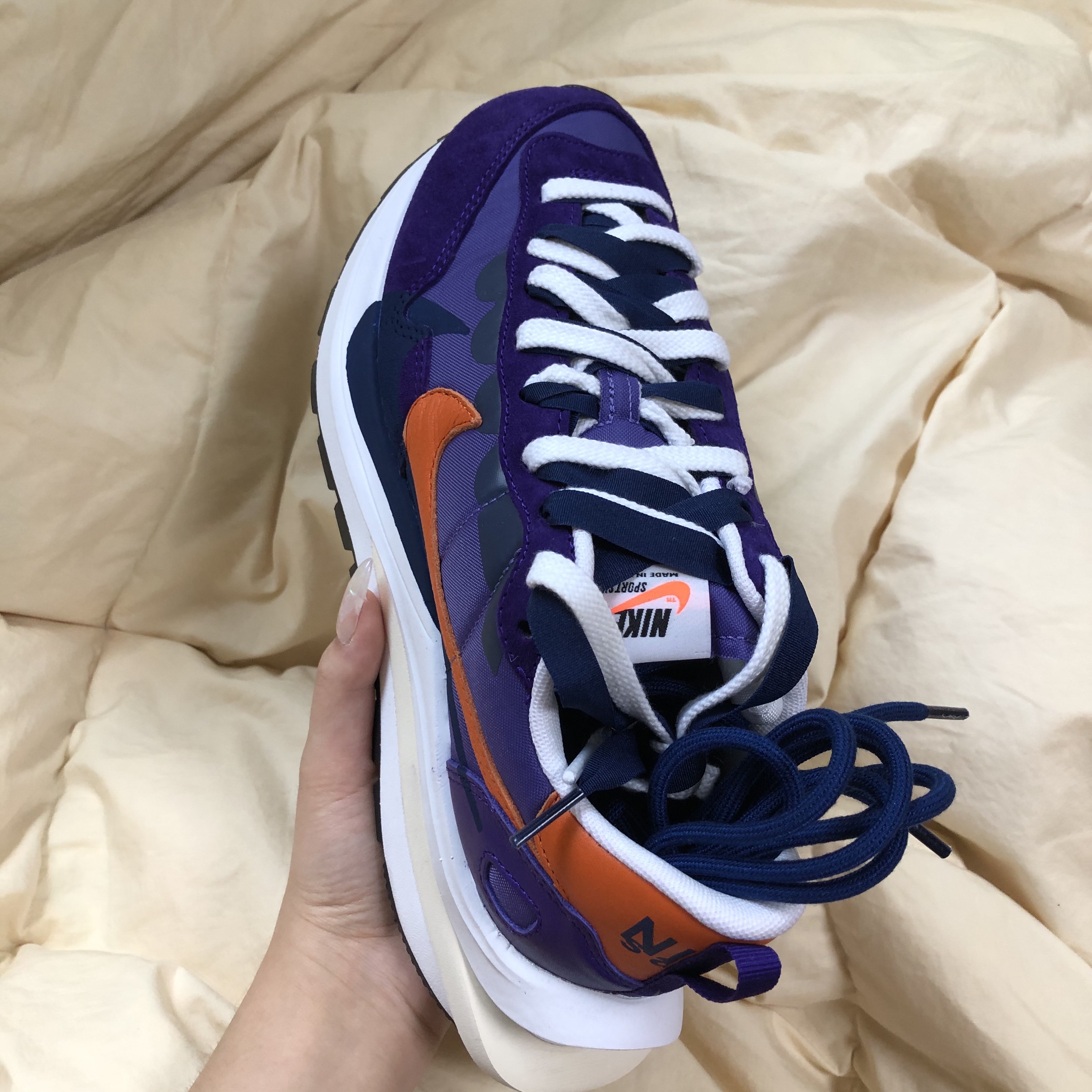 Nike x Sacai VaporWaffle Dark Iris 착용 스타일 - 2