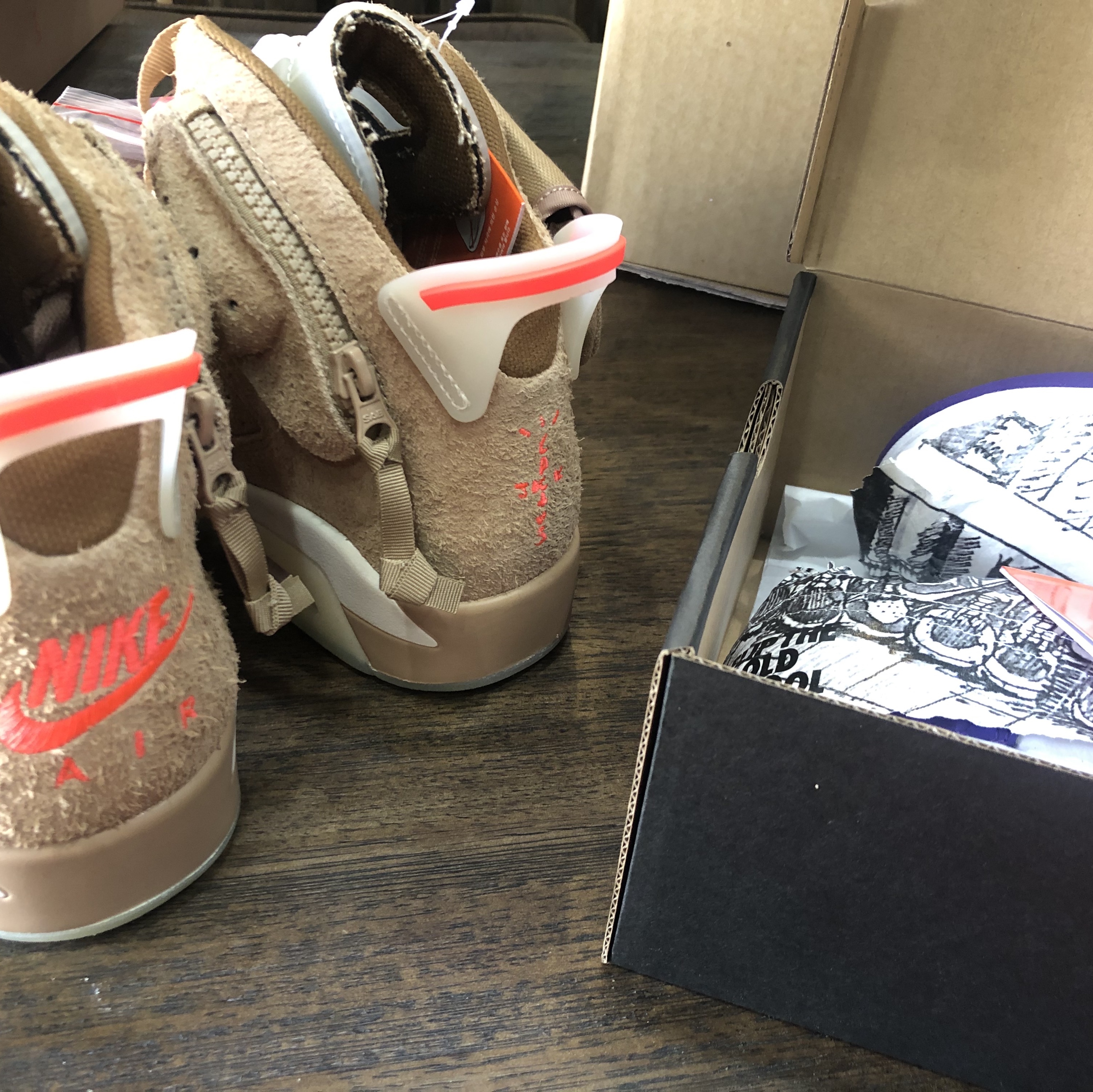 Jordan 6 x Travis Scott Retro SP British Khaki, (W) Nike Dunk Low SE Flip 착용 스타일