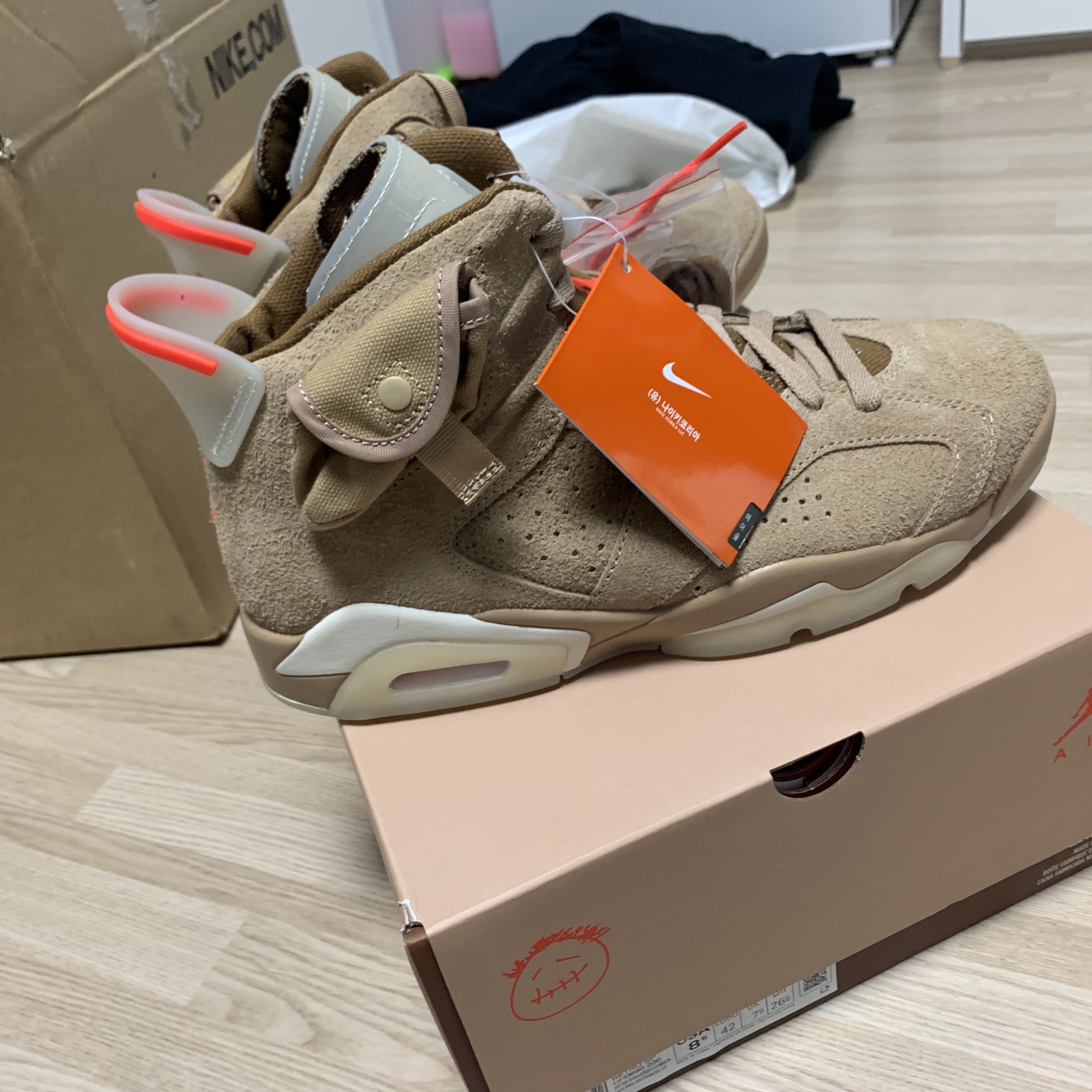 Jordan 6 x Travis Scott Retro SP British Khaki 착용 스타일 - 1
