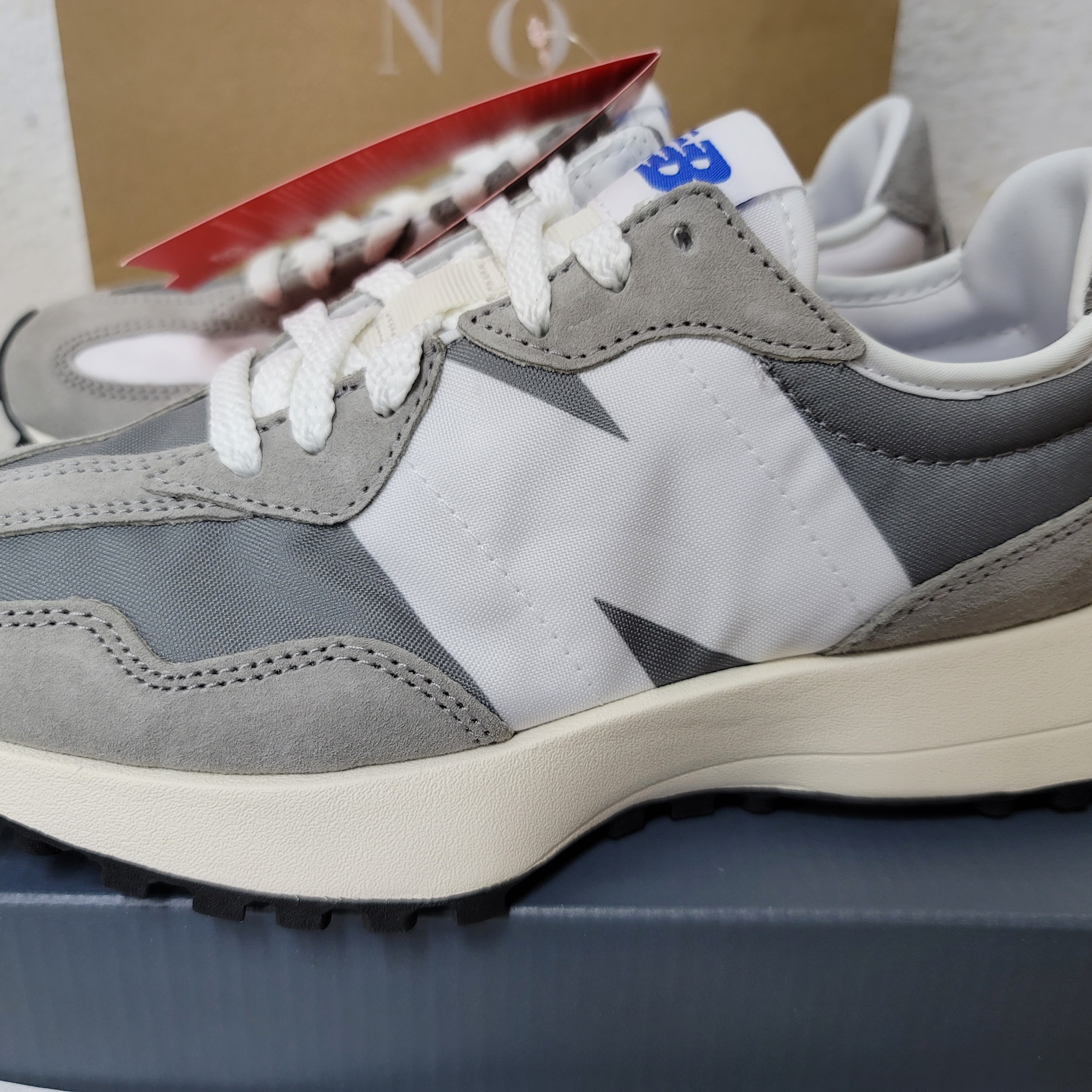 New Balance 327 Grey 착용 스타일 - 3