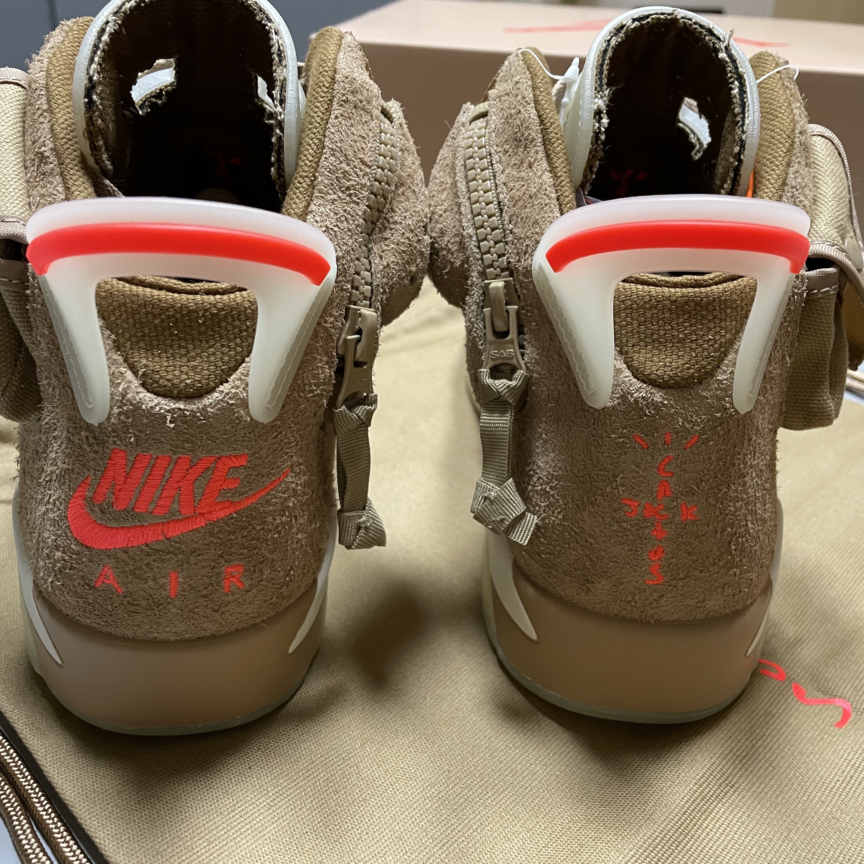 Jordan 6 x Travis Scott Retro SP British Khaki 착용 스타일 - 5