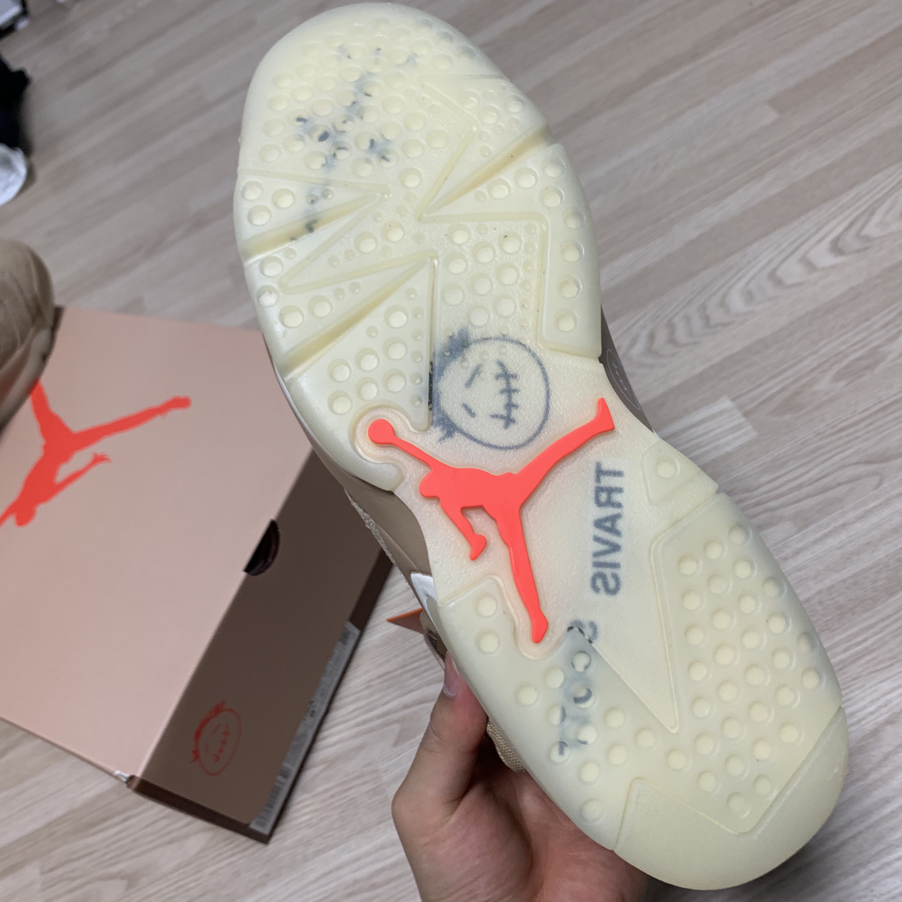 Jordan 6 x Travis Scott Retro SP British Khaki 착용 스타일 - 3