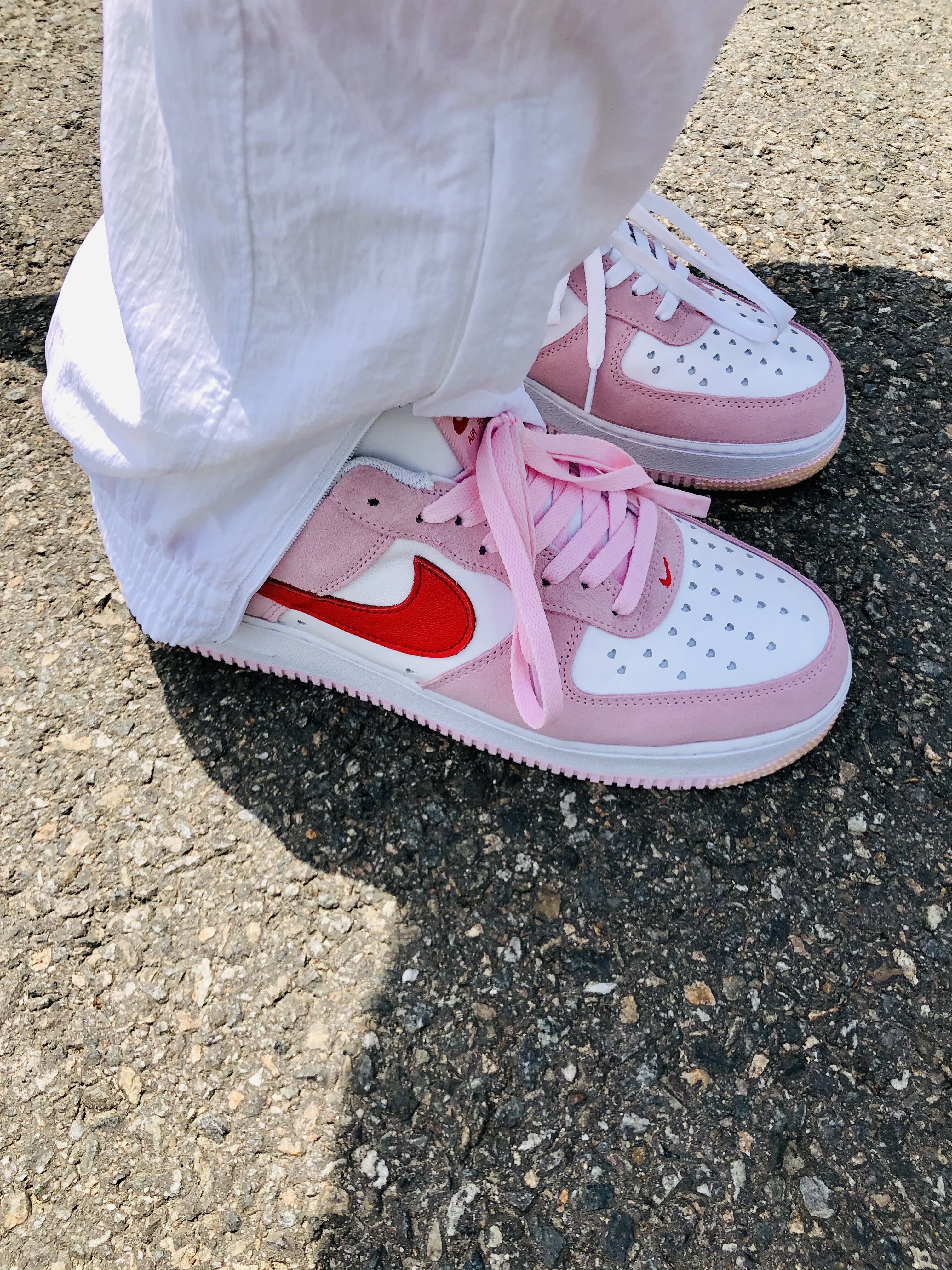 Nike Air Force 1 '07 QS Valentine's Day 착용 스타일 - 5