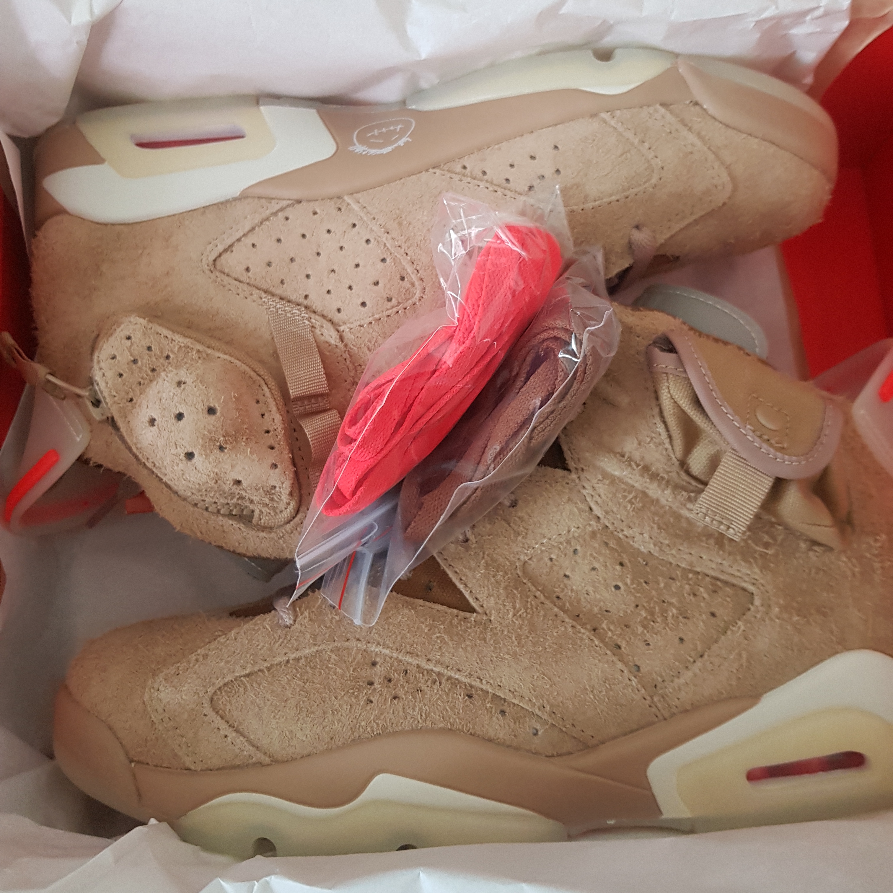 Jordan 6 x Travis Scott Retro SP British Khaki 착용 스타일