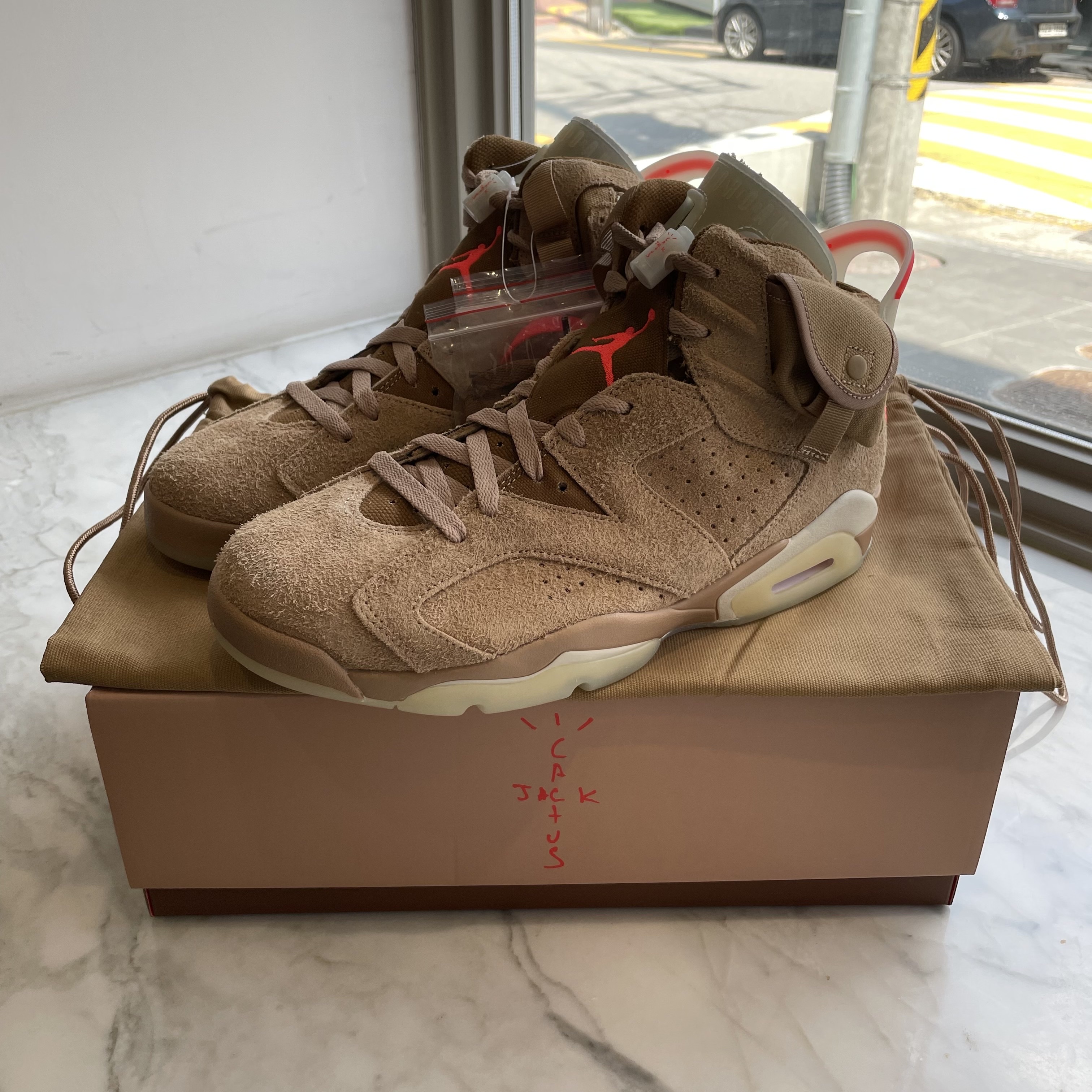 Jordan 6 x Travis Scott Retro SP British Khaki 착용 스타일 - 1