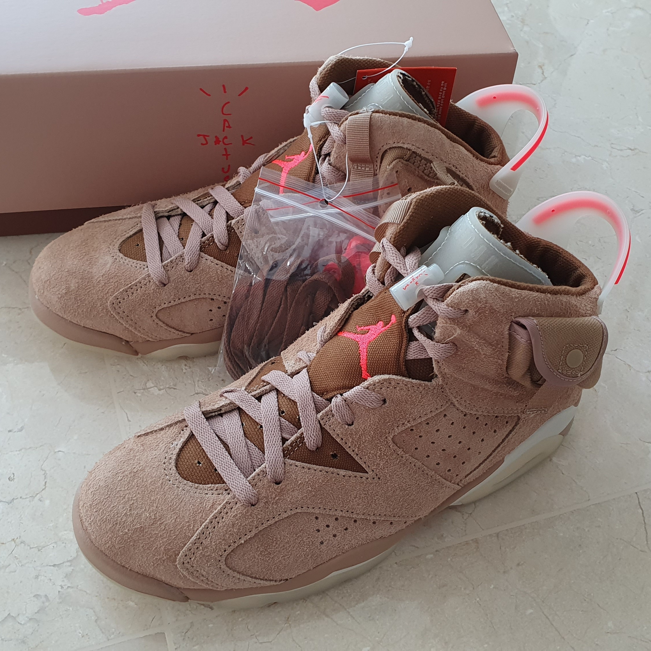 Jordan 6 x Travis Scott Retro SP British Khaki 착용 스타일 - 1