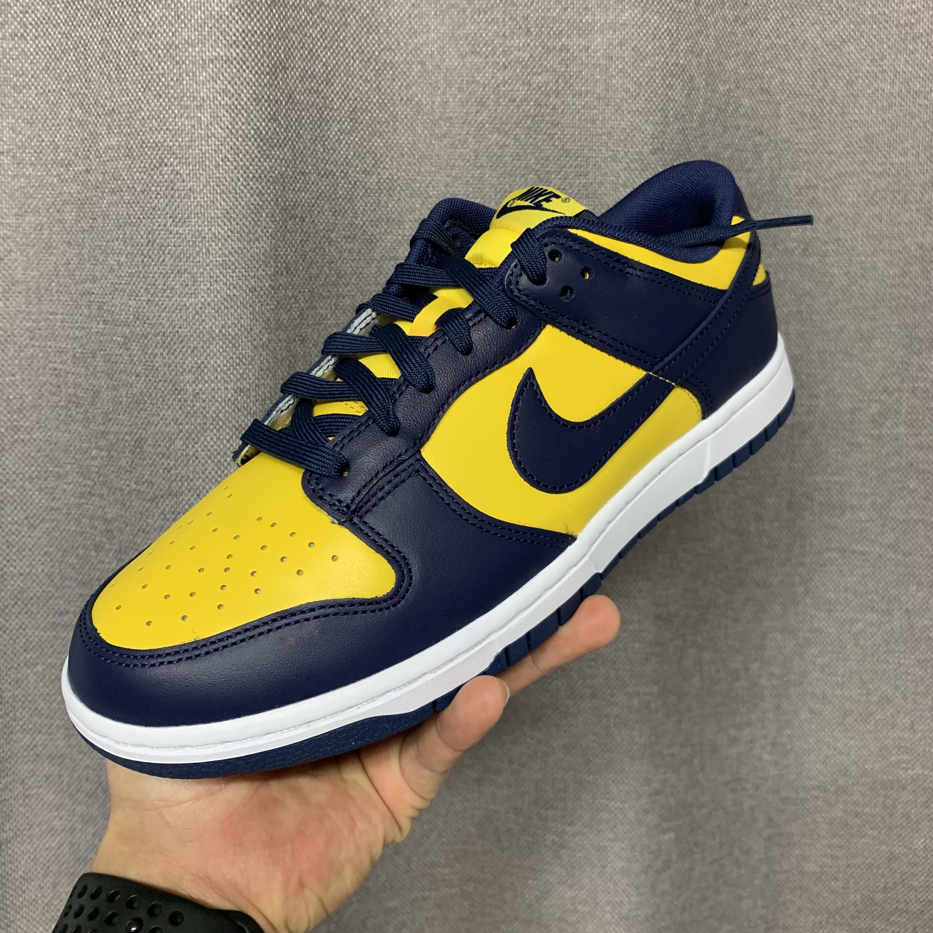 Nike Dunk Low Retro Varsity Maize 착용 스타일