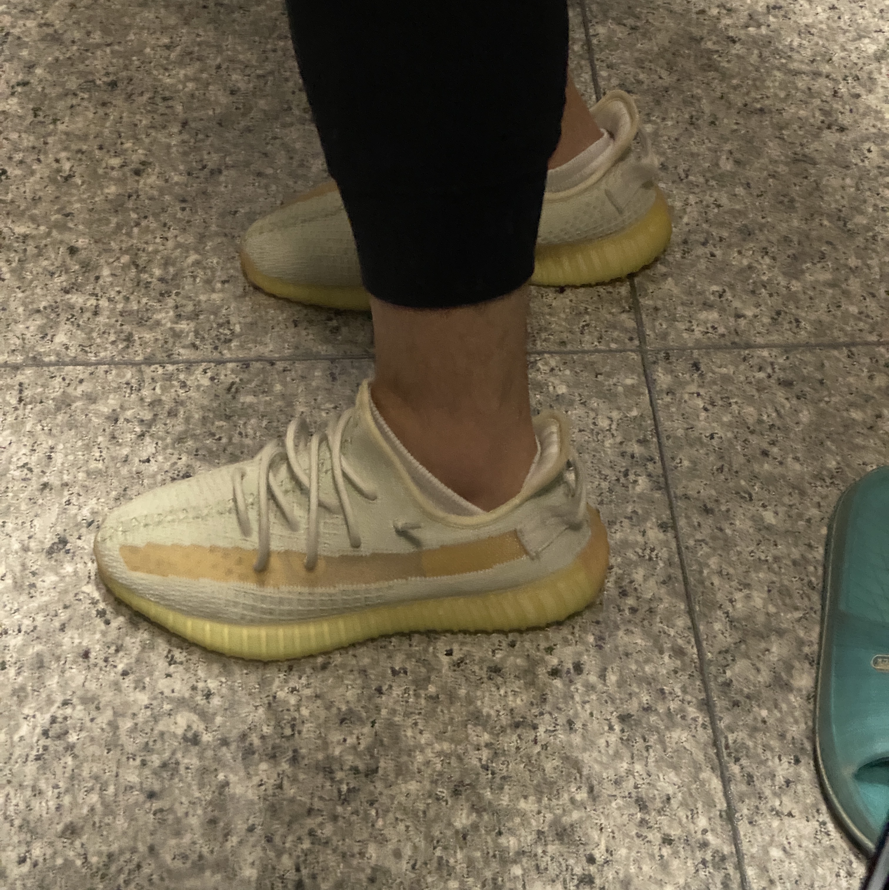 Adidas Yeezy Boost 350 V2 Hyperspace, Adidas Yeezy Boost 350 V2 Black - Non-Reflective 착용 스타일 - 4