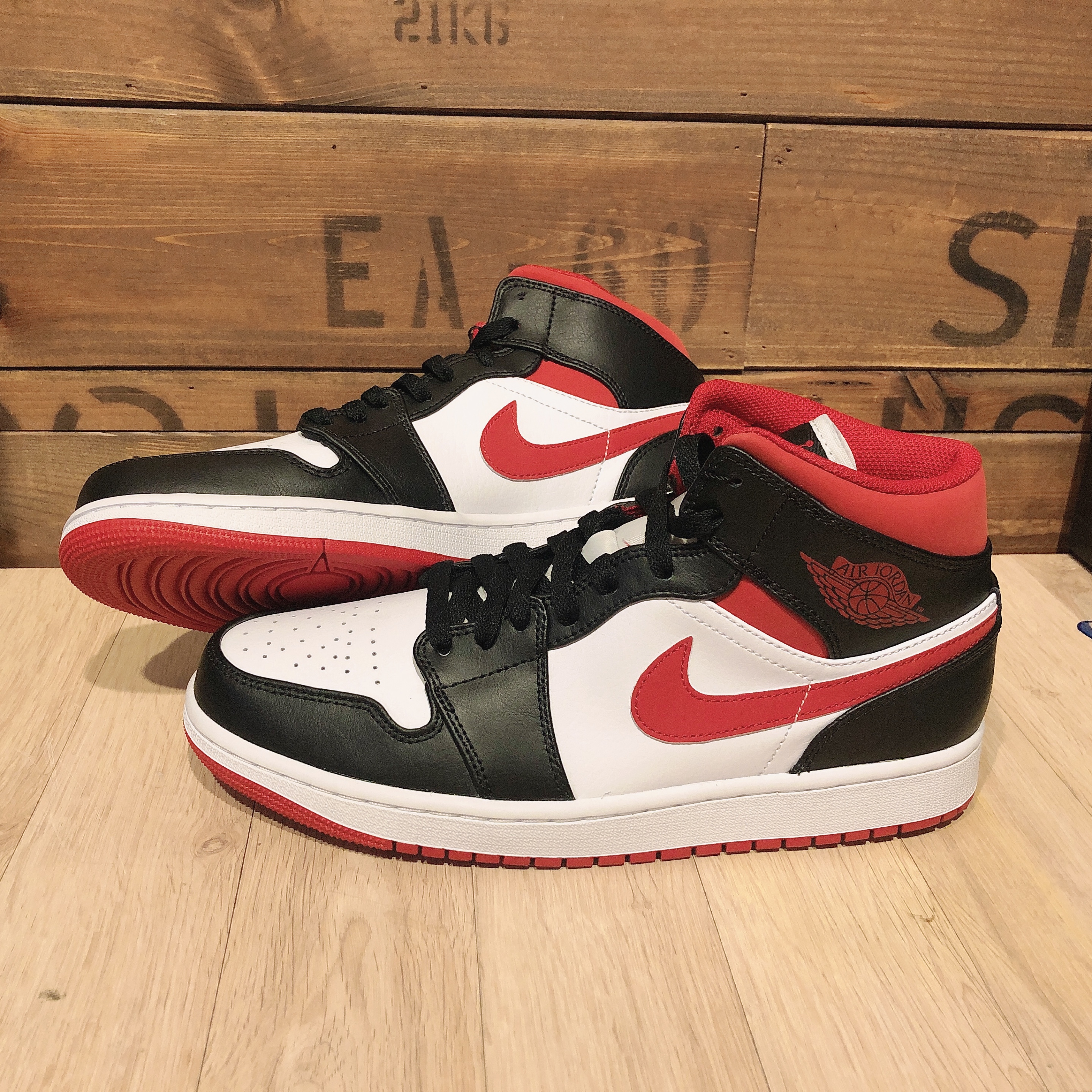 Jordan 1 Mid Gym Red Black White 착용 스타일 - 2