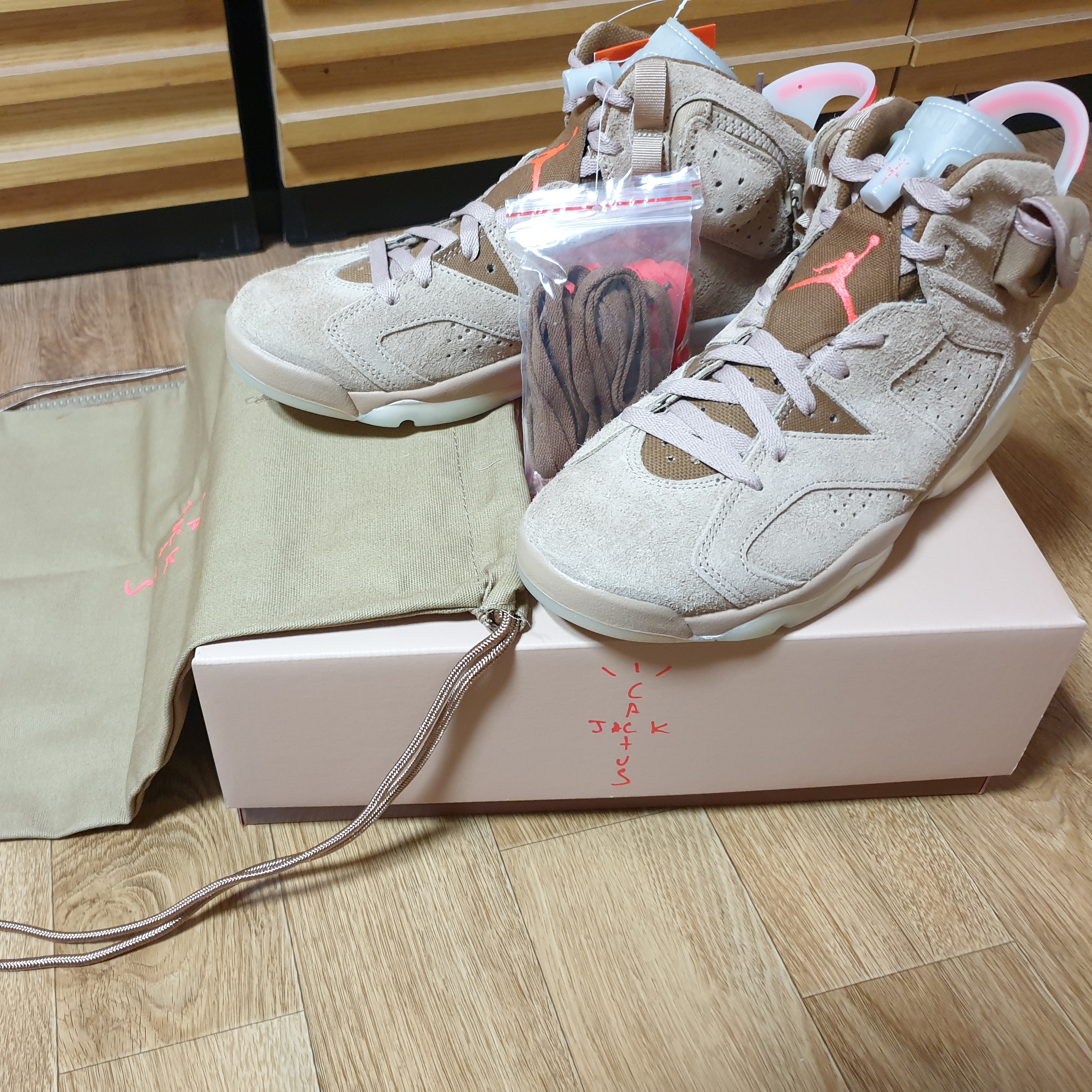 Jordan 6 x Travis Scott Retro SP British Khaki 착용 스타일