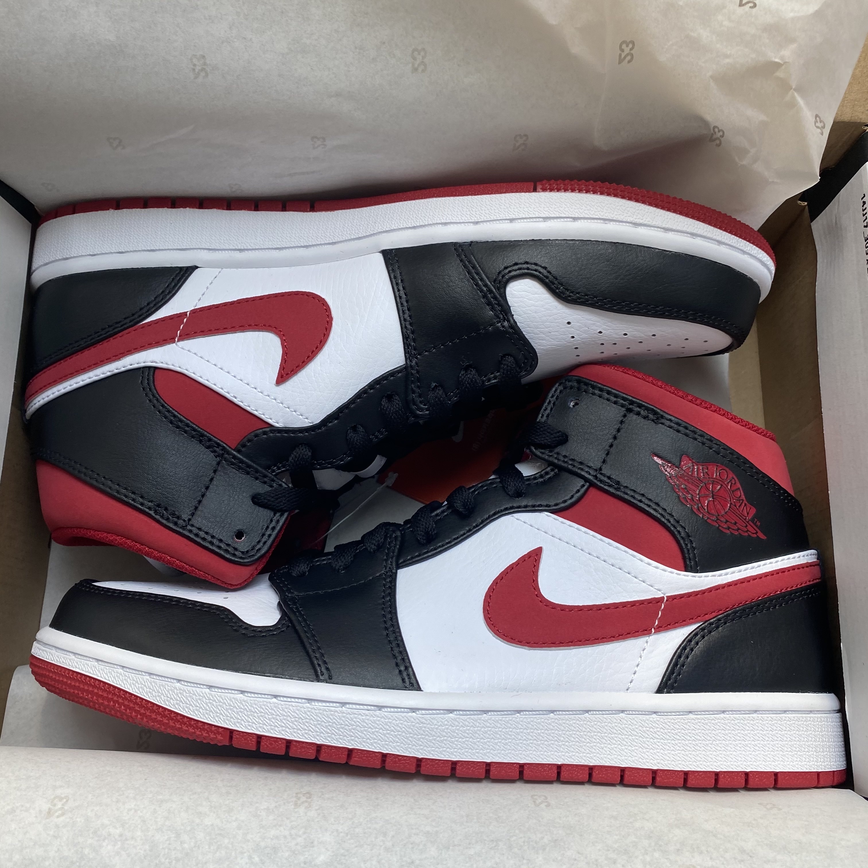 Jordan 1 Mid Gym Red Black White 착용 스타일 - 1