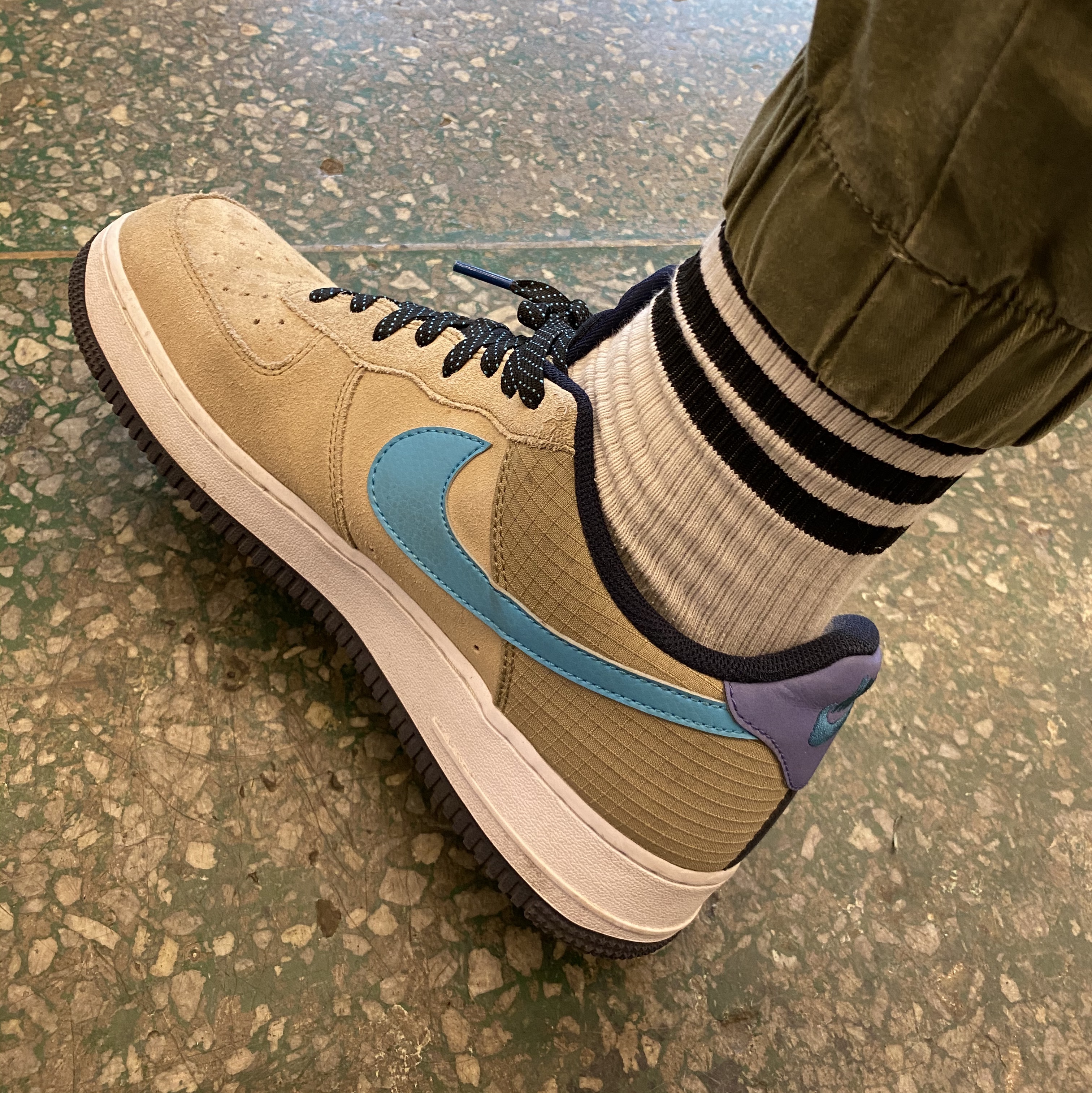 Nike Air Force 1 '07 LV8 2 Khaki 착용 스타일 - 2