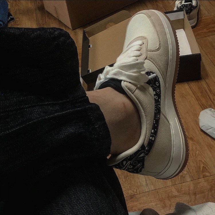Nike Air Force 1 '07 LV8 Paisley Swoosh 착용 스타일 - 1
