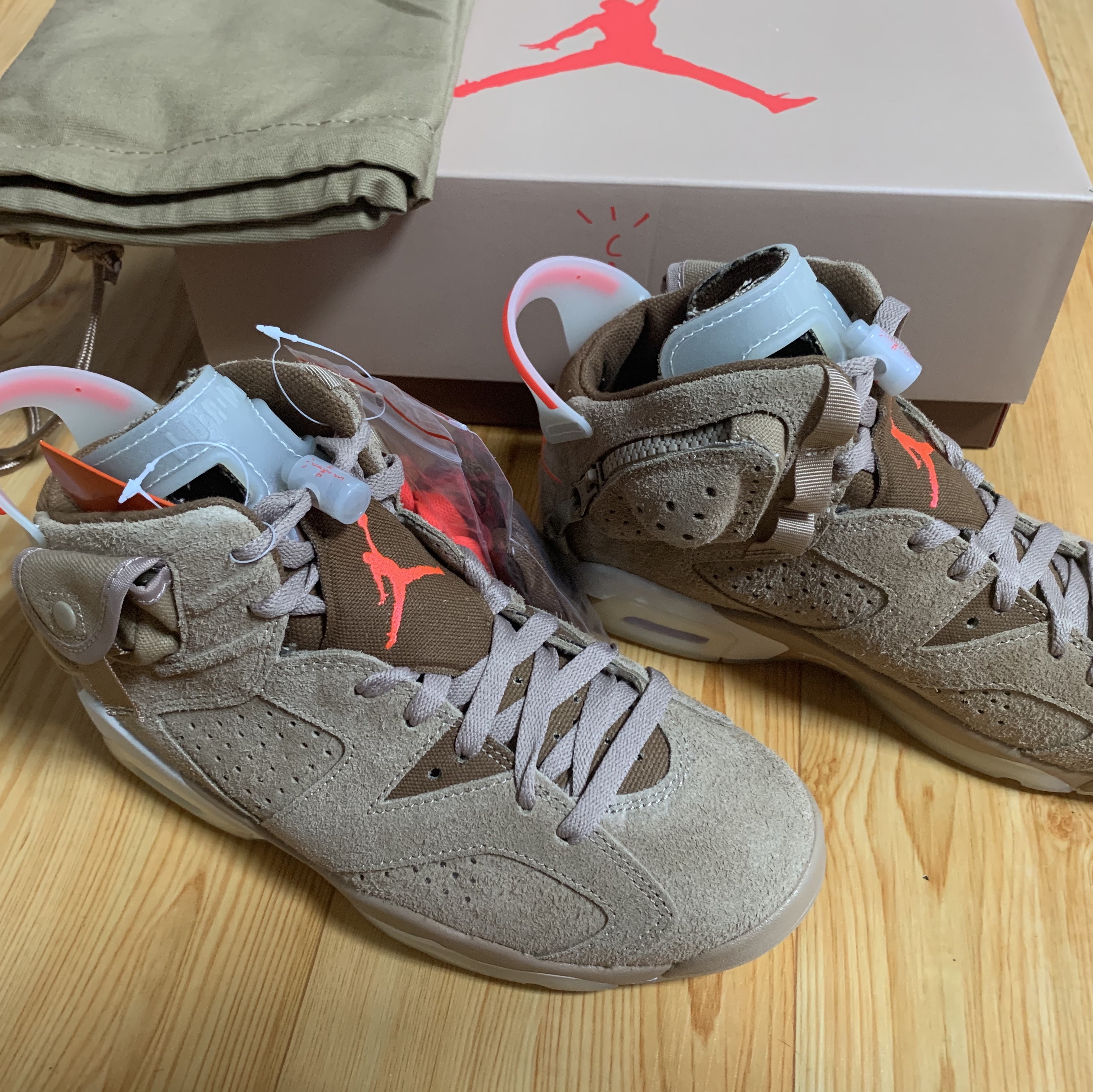 Jordan 6 x Travis Scott Retro SP British Khaki 착용 스타일 - 1