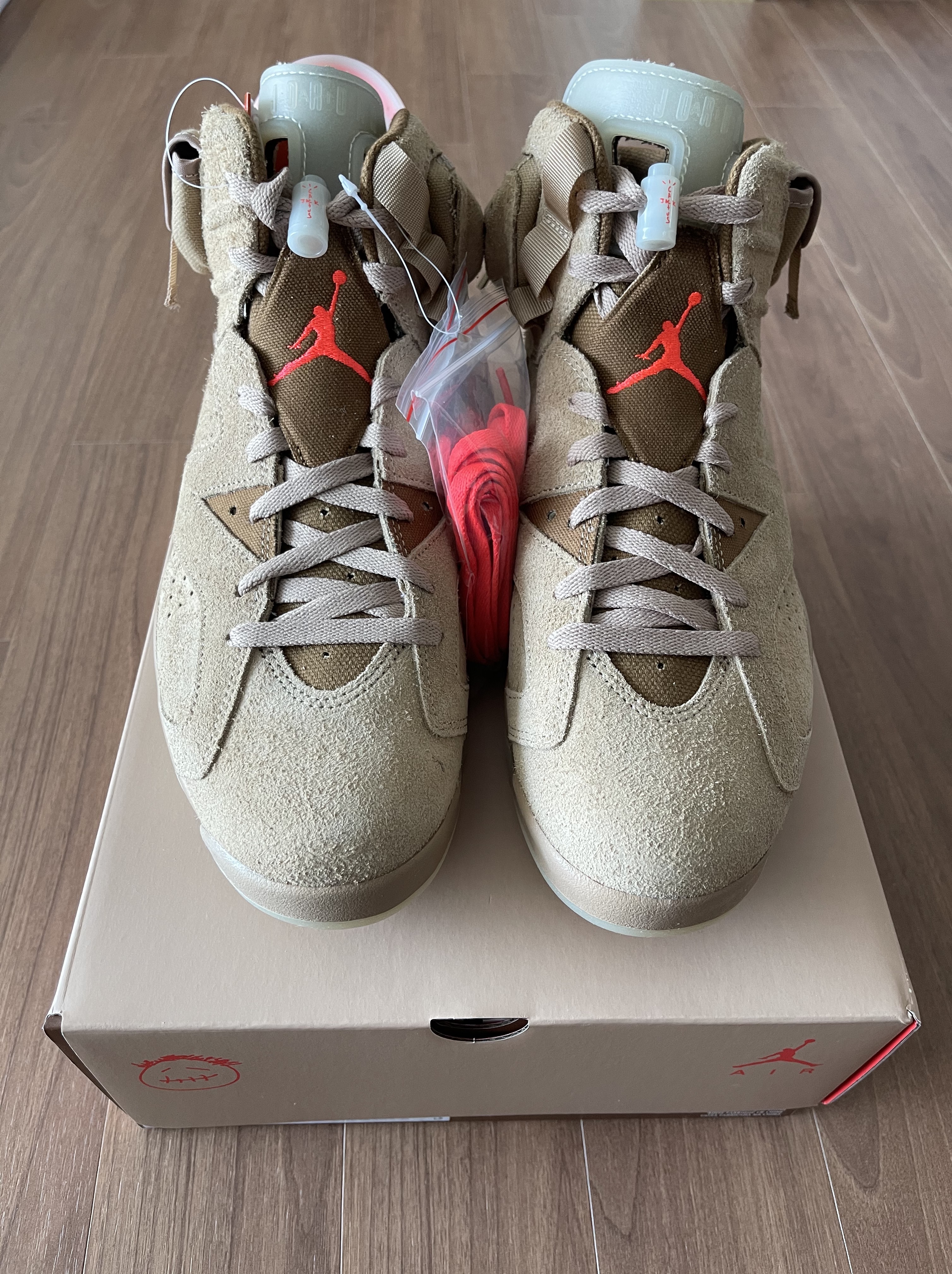 Jordan 6 x Travis Scott Retro SP British Khaki 착용 스타일 - 1