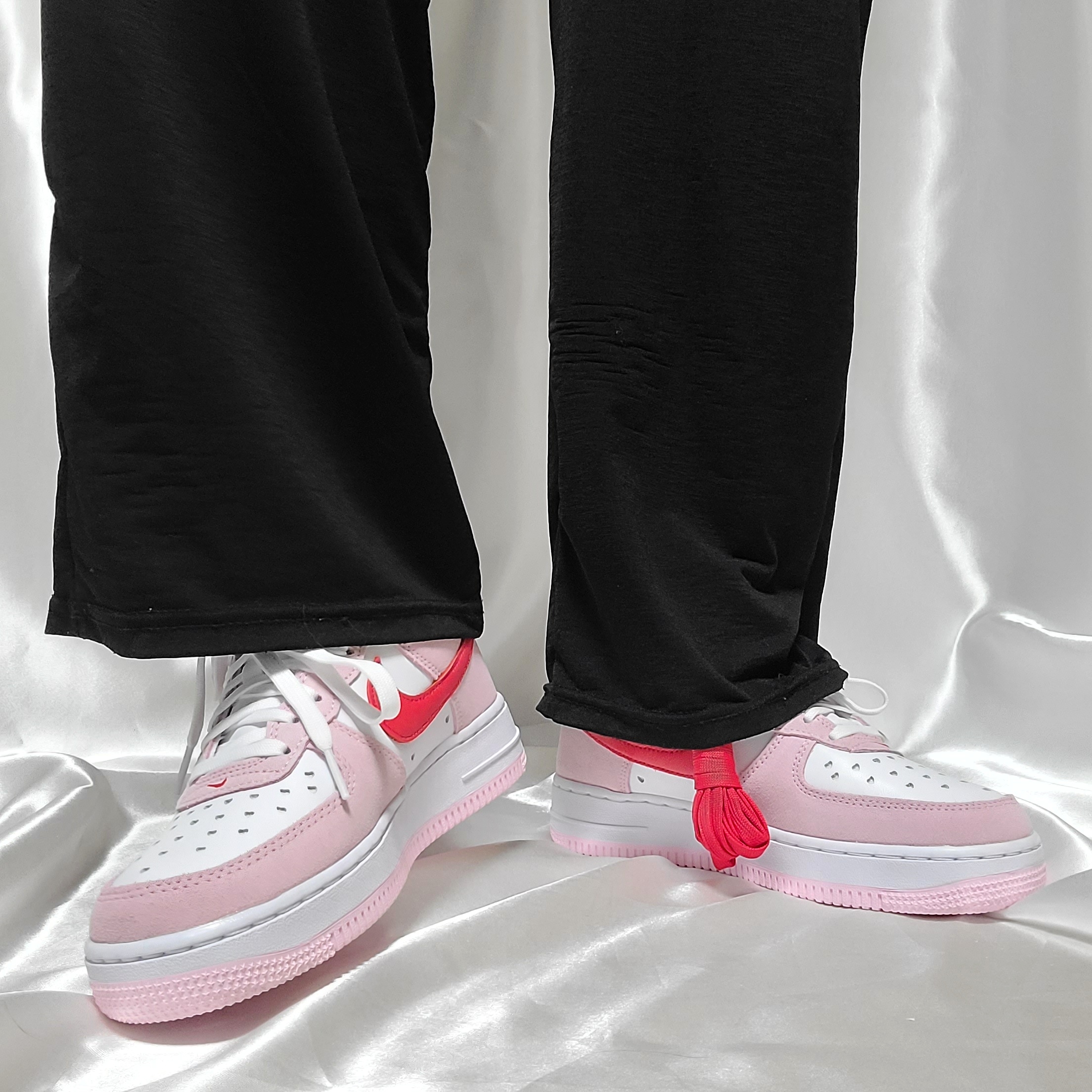 Nike Air Force 1 '07 QS Valentine's Day 착용 스타일 - 4