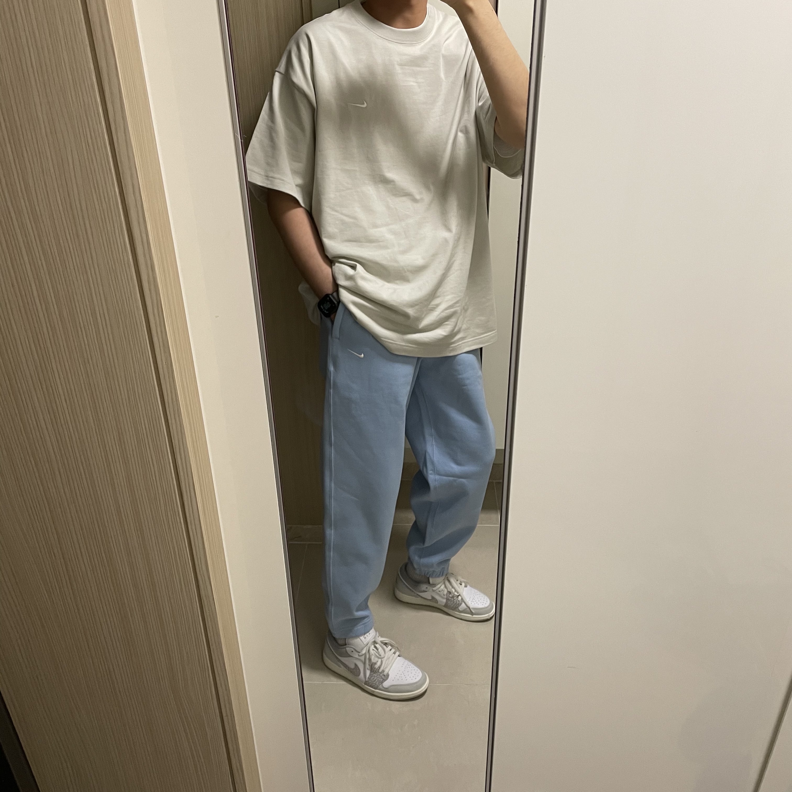Nike NRG Solo Swoosh T-Shirt Light Bone - US/EU, Nike NRG Solo Swoosh Fleece Pants Psychic Blue - US/EU 착용 스타일 - 1