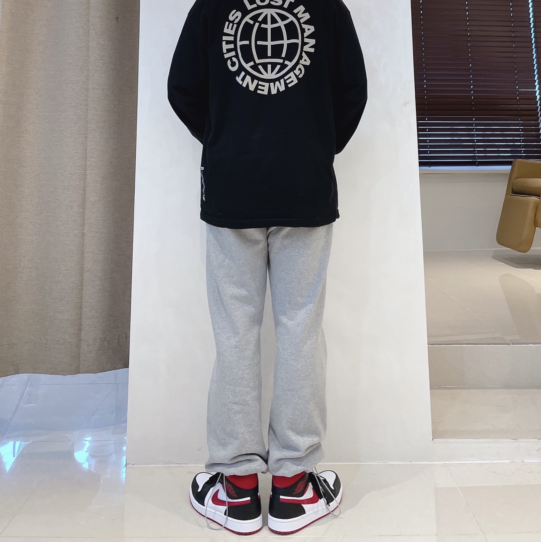 Jordan 1 Mid Gym Red Black White 착용 스타일 - 3