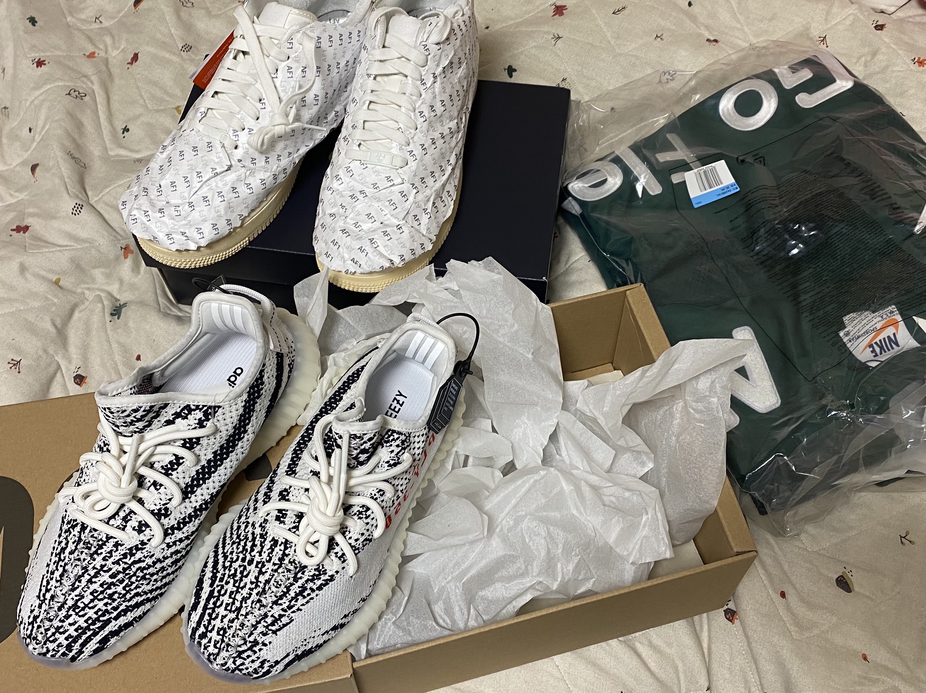 Adidas Yeezy Boost 350 V2 Zebra 2017/2019/2020, Nike Air Force 1 '07 LV8 Timeless Classic 착용 스타일