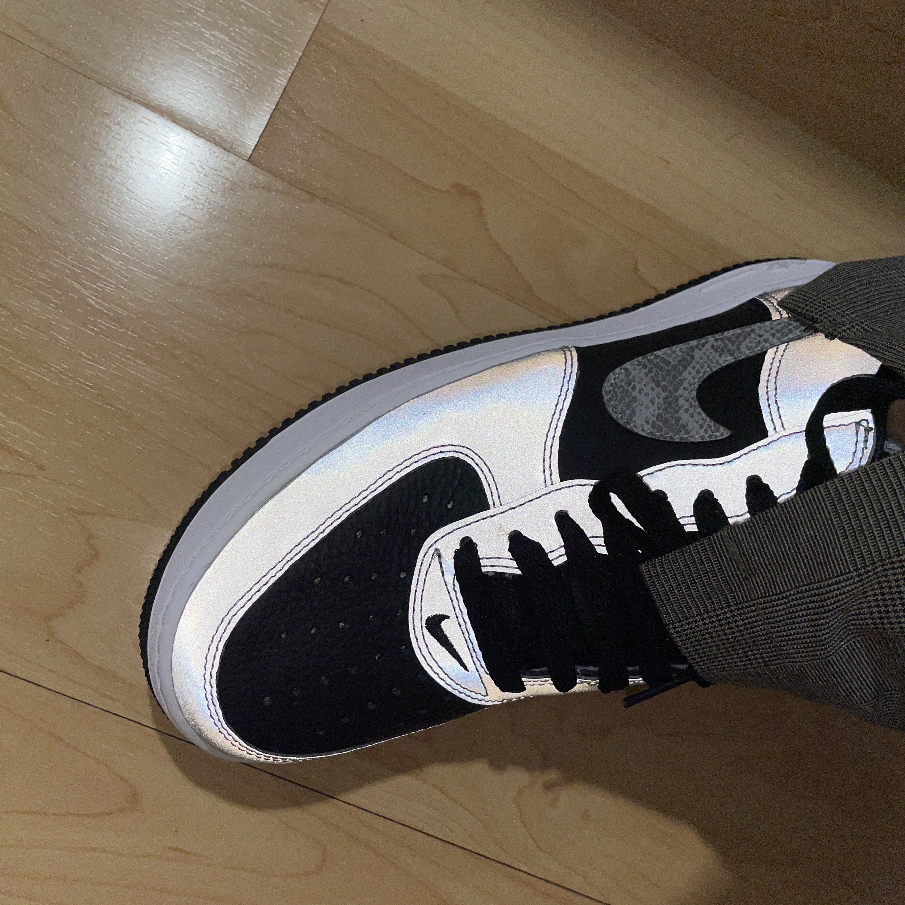 Nike Air Force 1 B Silver Snake 착용 스타일 - 1
