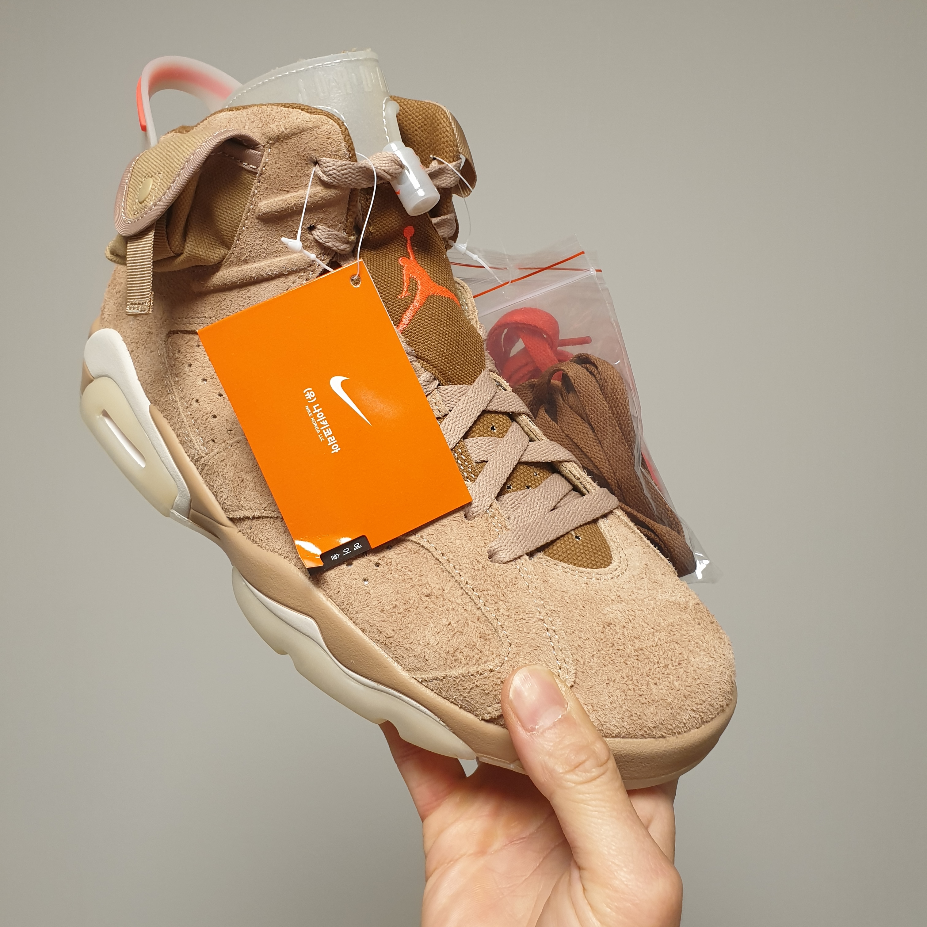Jordan 6 x Travis Scott Retro SP British Khaki 착용 스타일 - 1