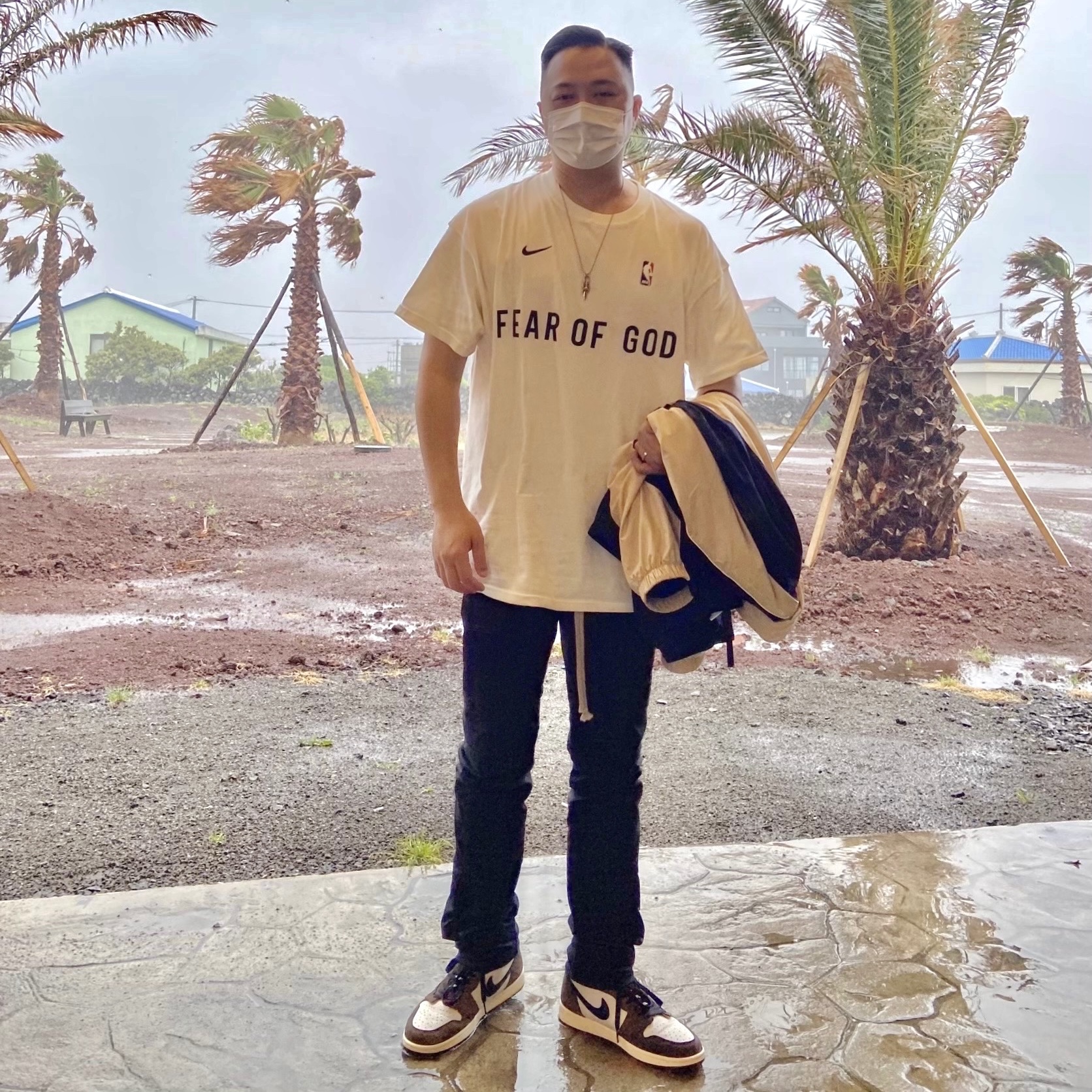 Nike x Fear of God Warm Up T-Shirt Pale Ivory, Jordan 1 x Travis Scott Retro High OG SP Mocha 착용 스타일 - 1
