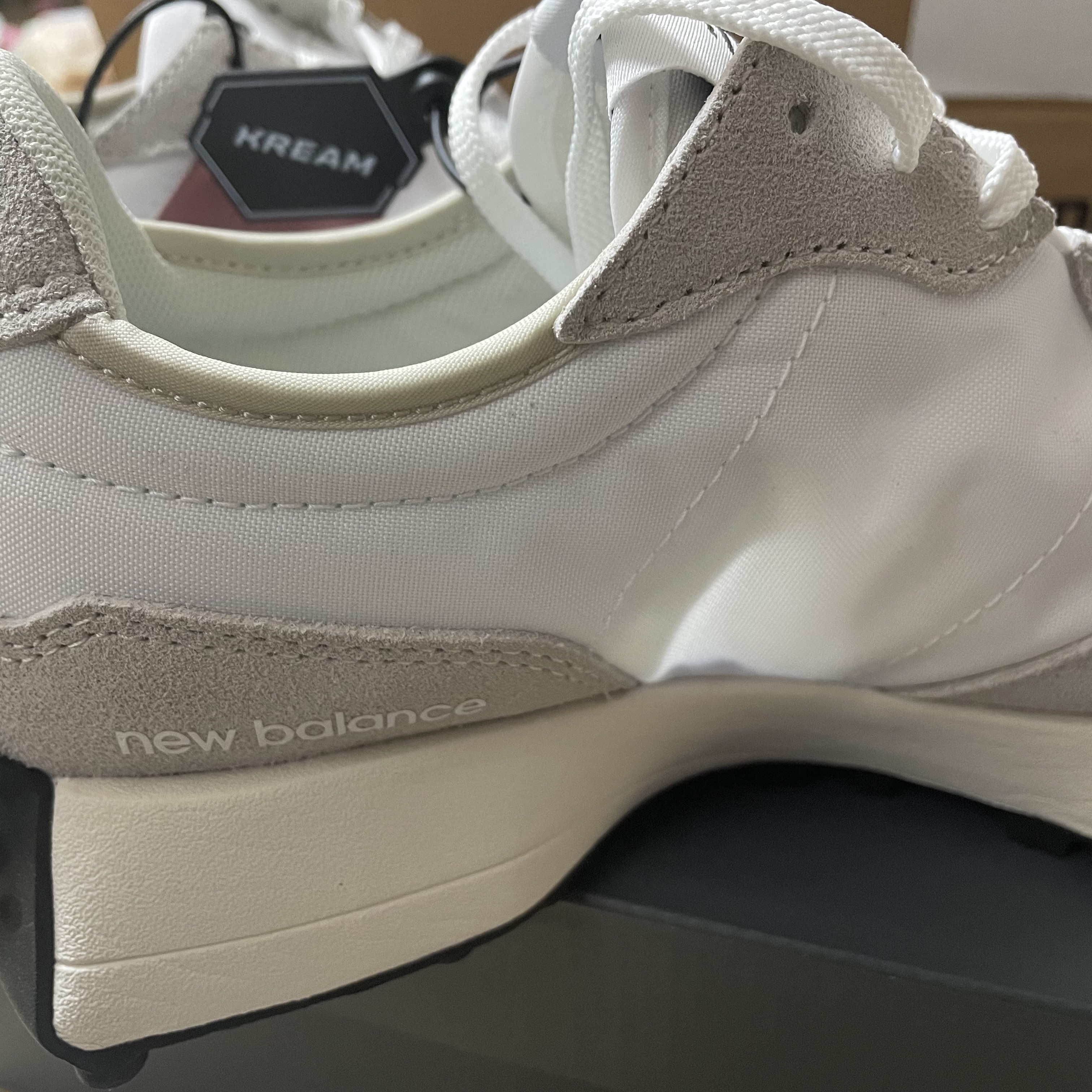 (W) New Balance 327 Gray Rose 착용 스타일 - 4