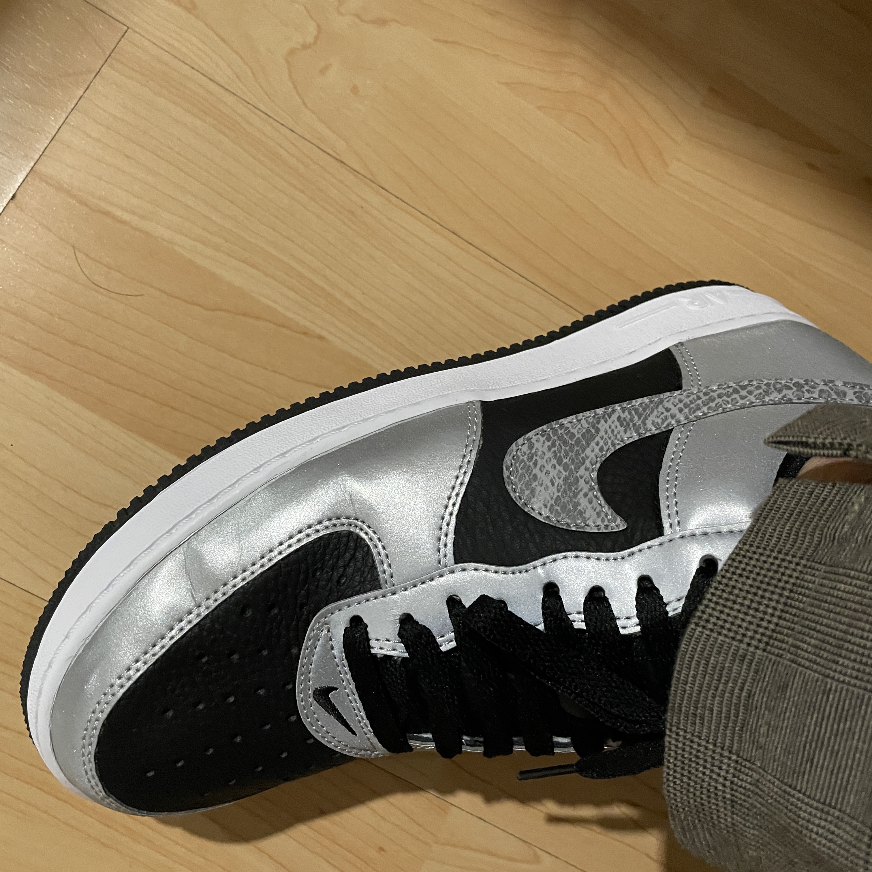 Nike Air Force 1 B Silver Snake 착용 스타일 - 2