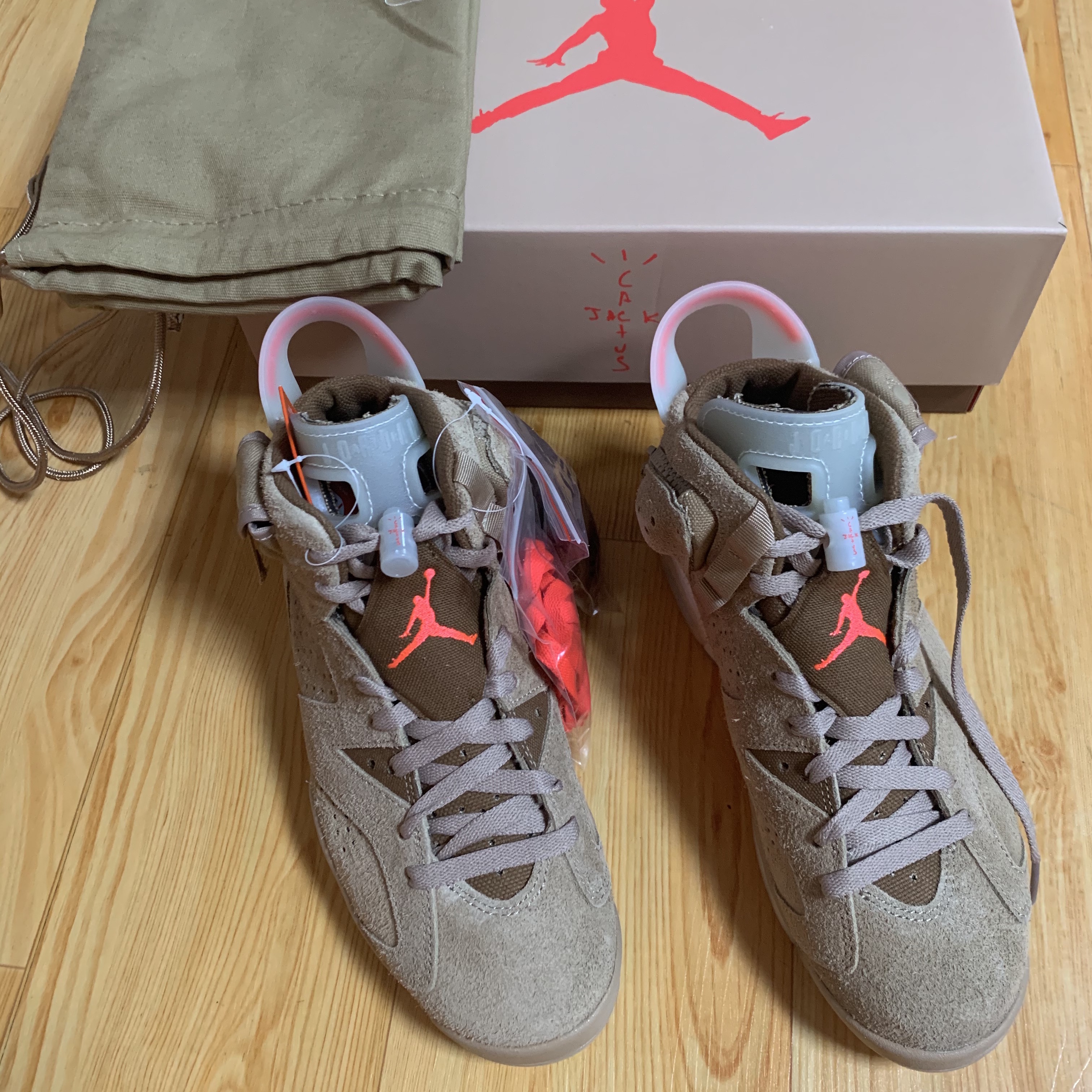 Jordan 6 x Travis Scott Retro SP British Khaki 착용 스타일 - 2