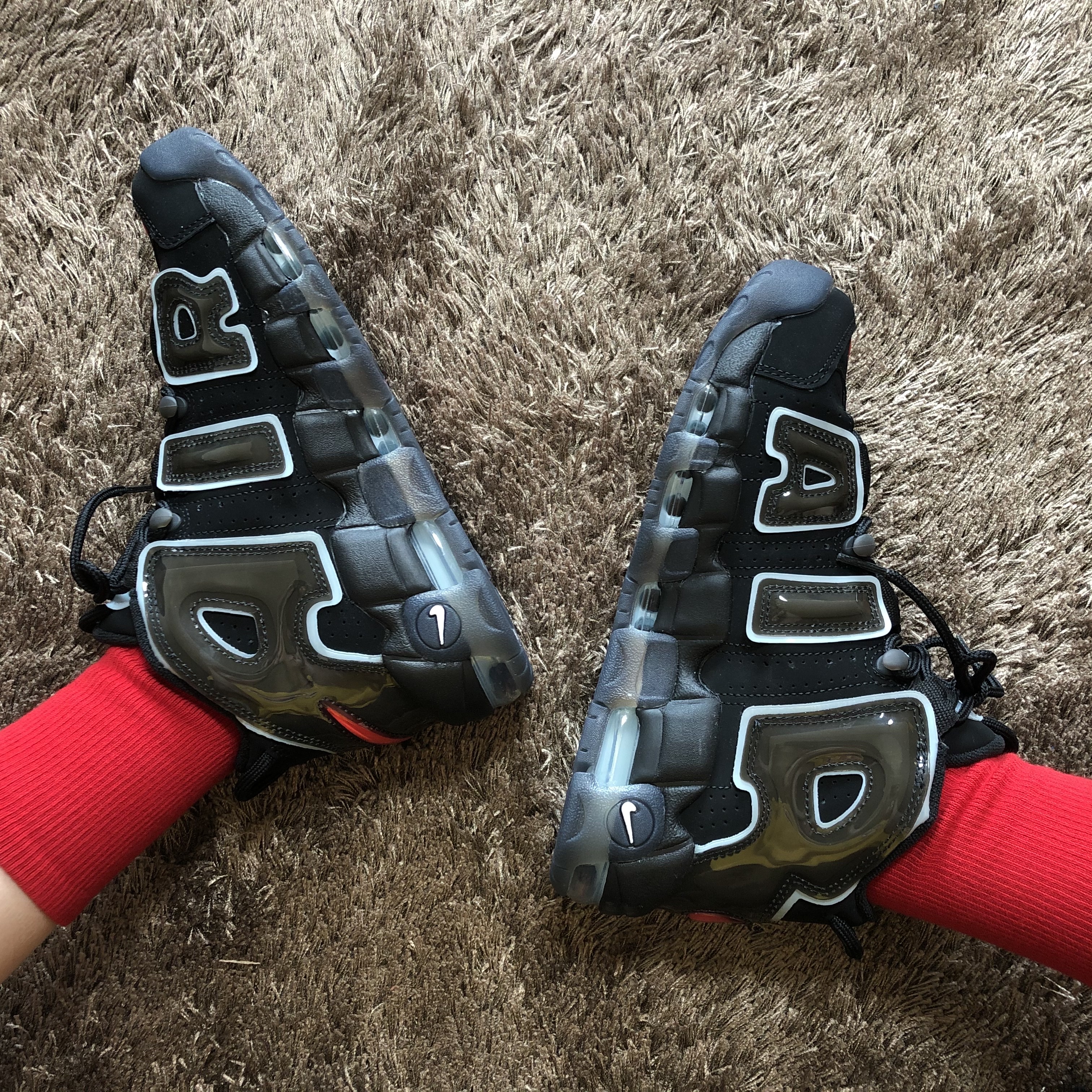 Nike Air More Uptempo 96 Maximum Volume 착용 스타일 - 1