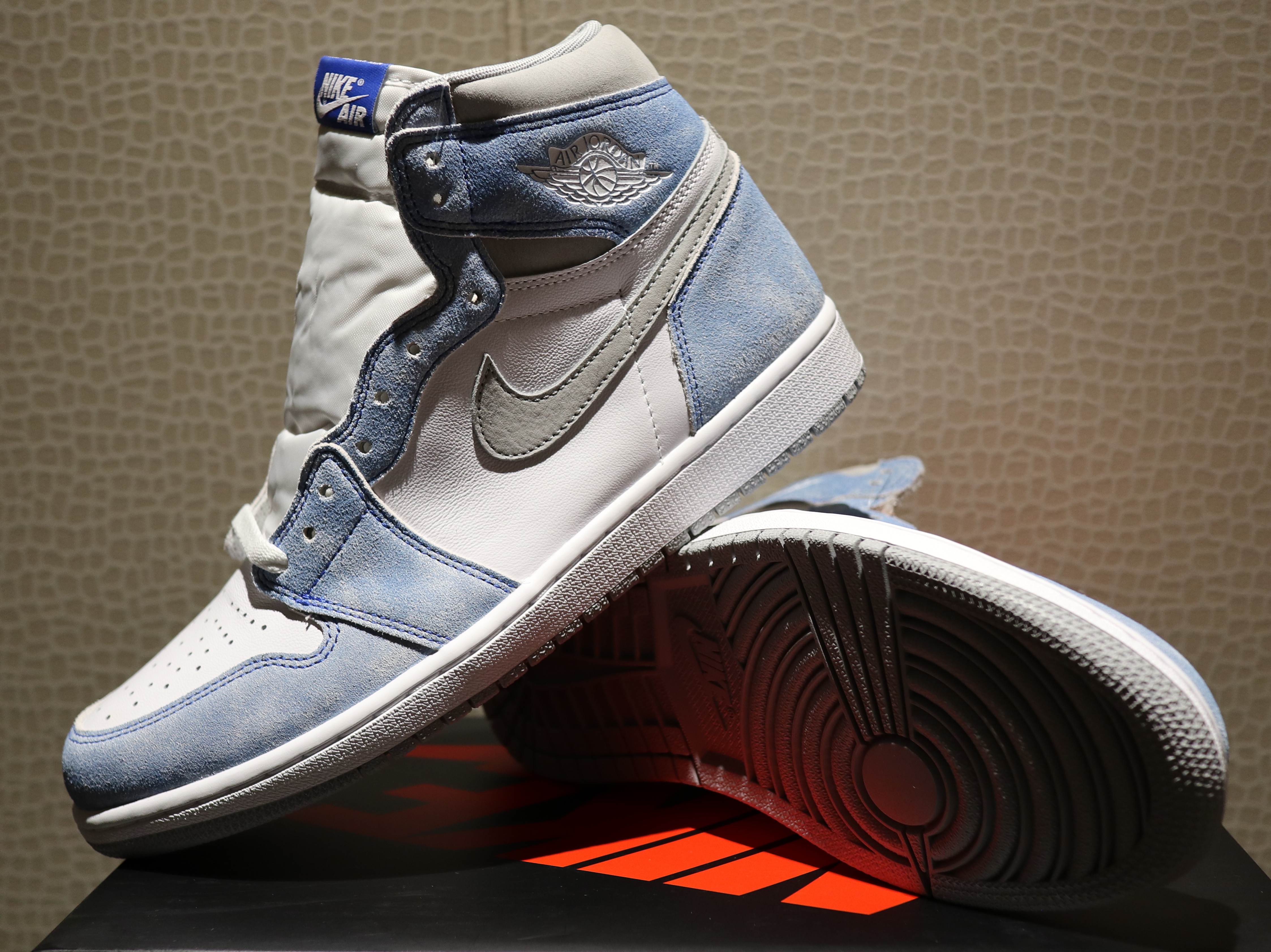 Jordan 1 Retro High OG Hyper Royal 착용 스타일 - 2