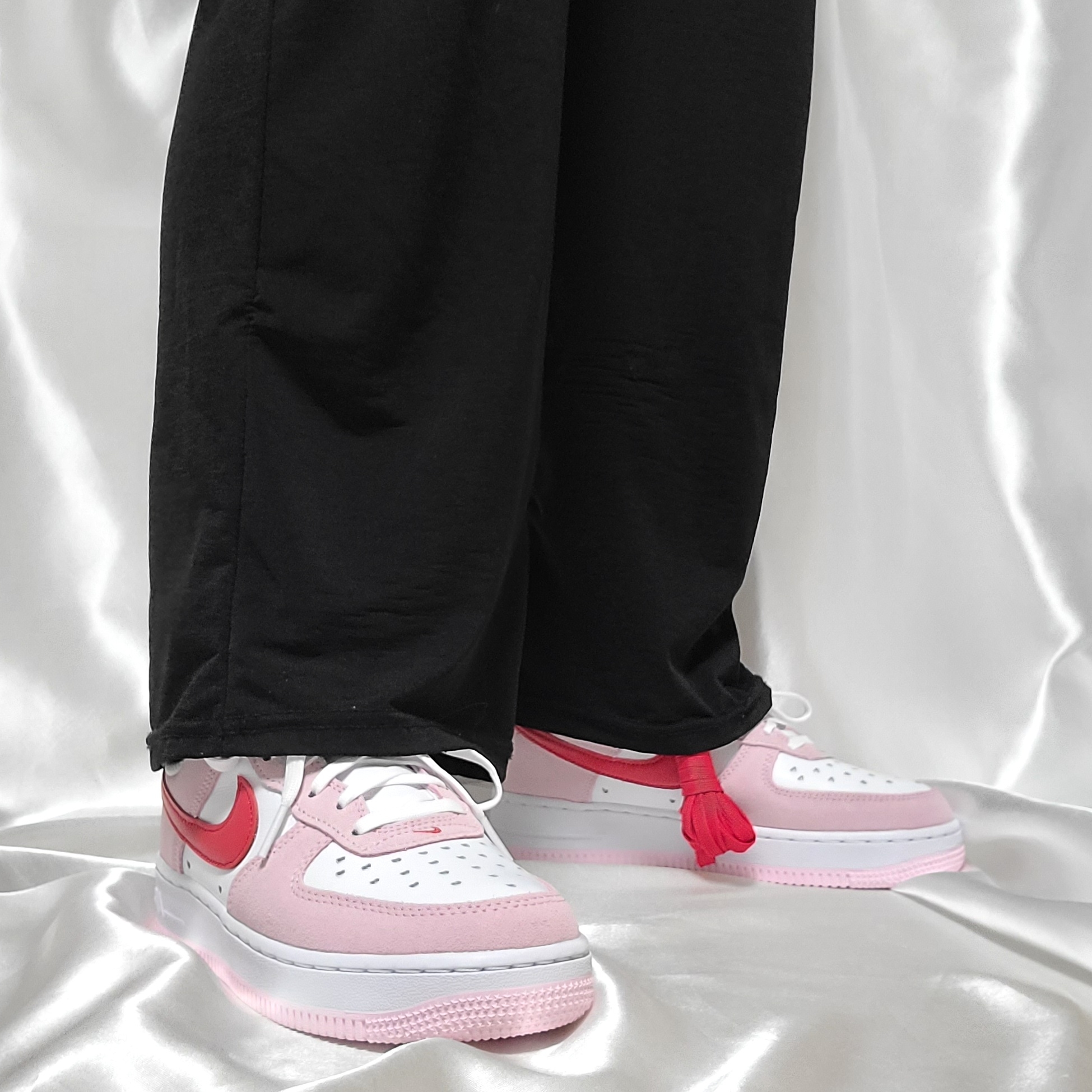 Nike Air Force 1 '07 QS Valentine's Day 착용 스타일 - 5