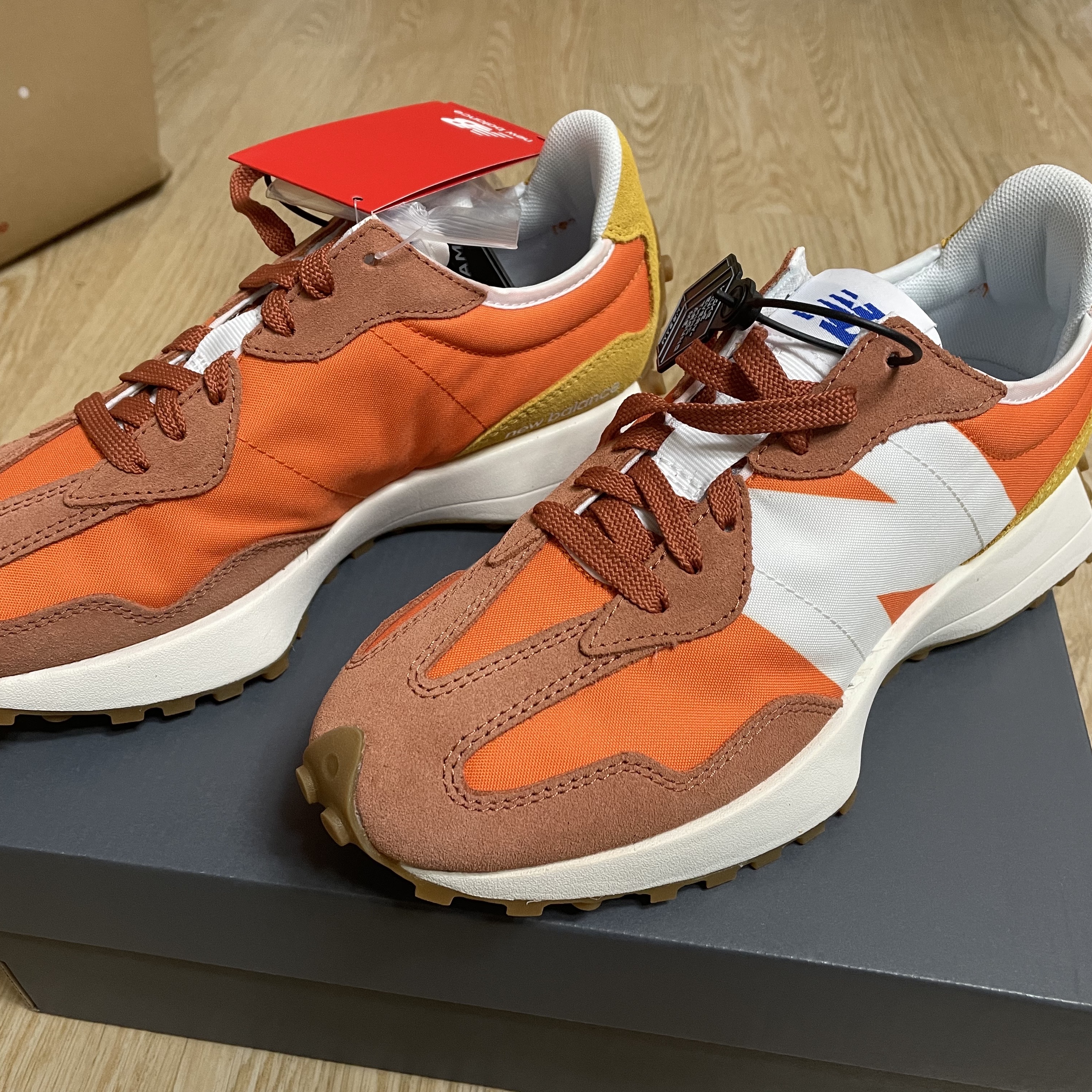 New Balance 327 Orange 착용 스타일 - 3