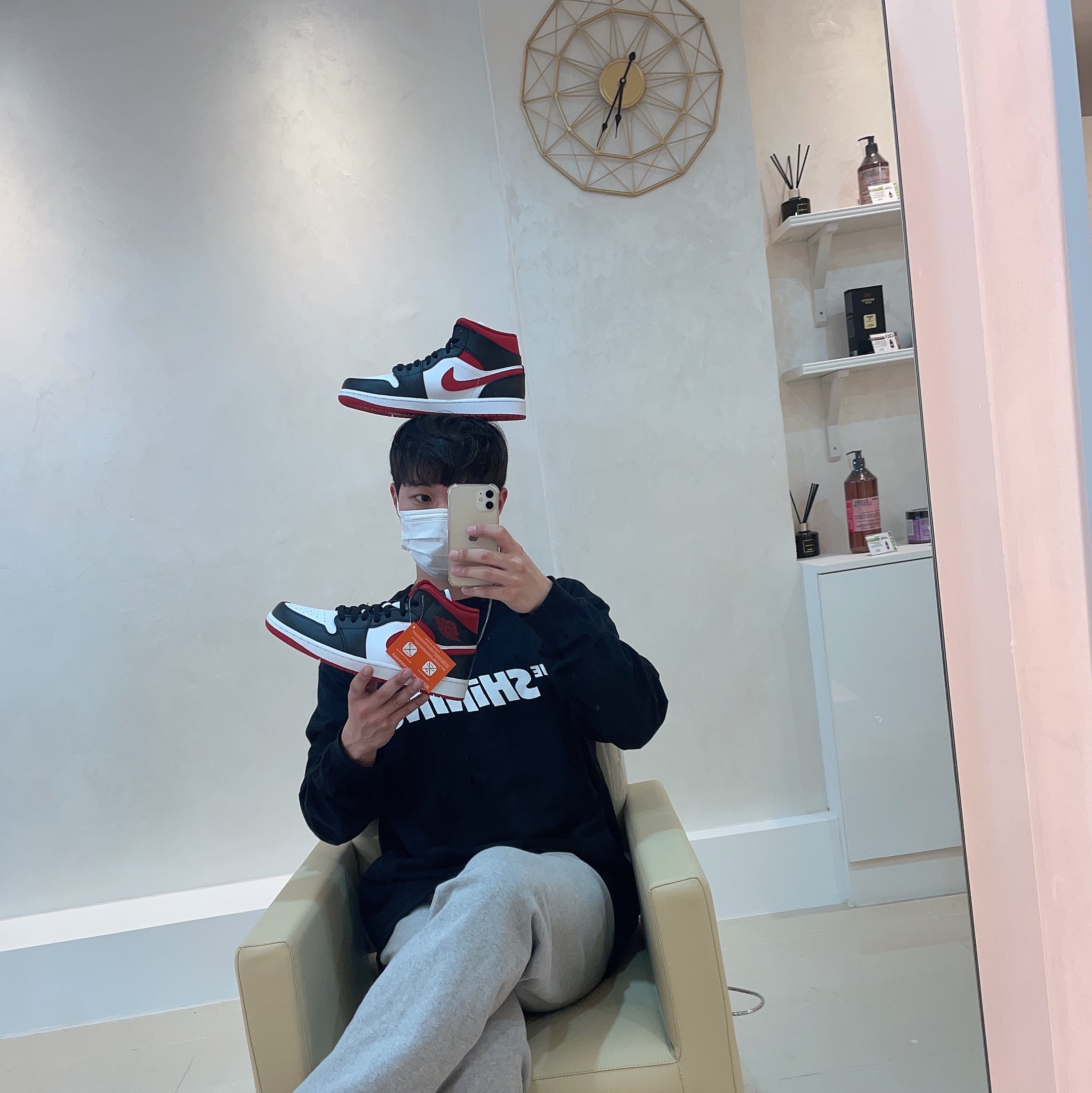 Jordan 1 Mid Gym Red Black White 착용 스타일 - 4