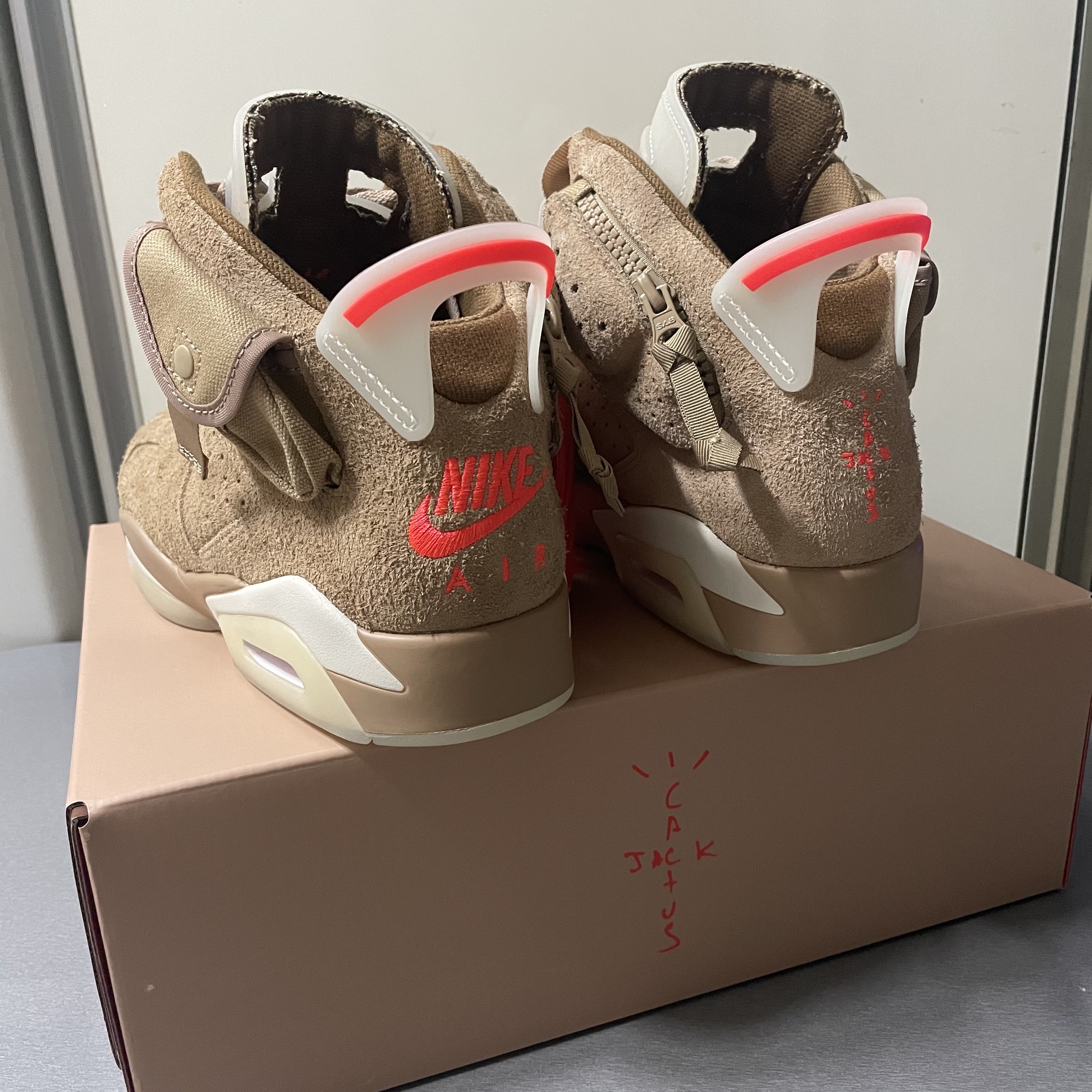Jordan 6 x Travis Scott Retro SP British Khaki 착용 스타일 - 2