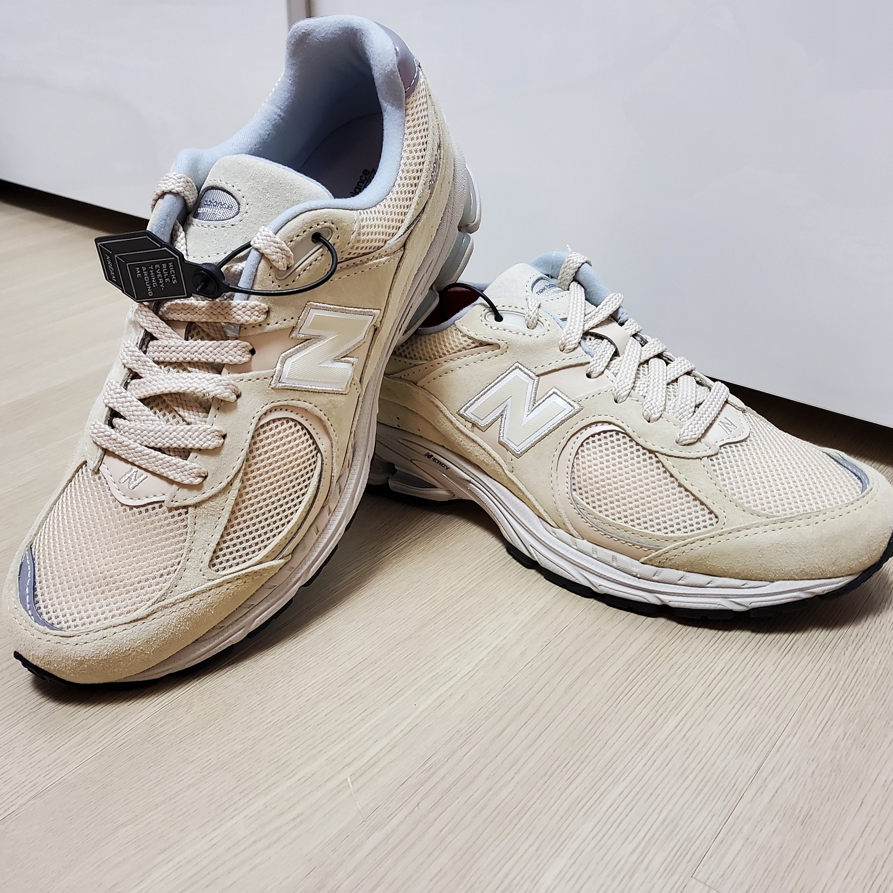 New Balance 2002R Beige Bone 착용 스타일