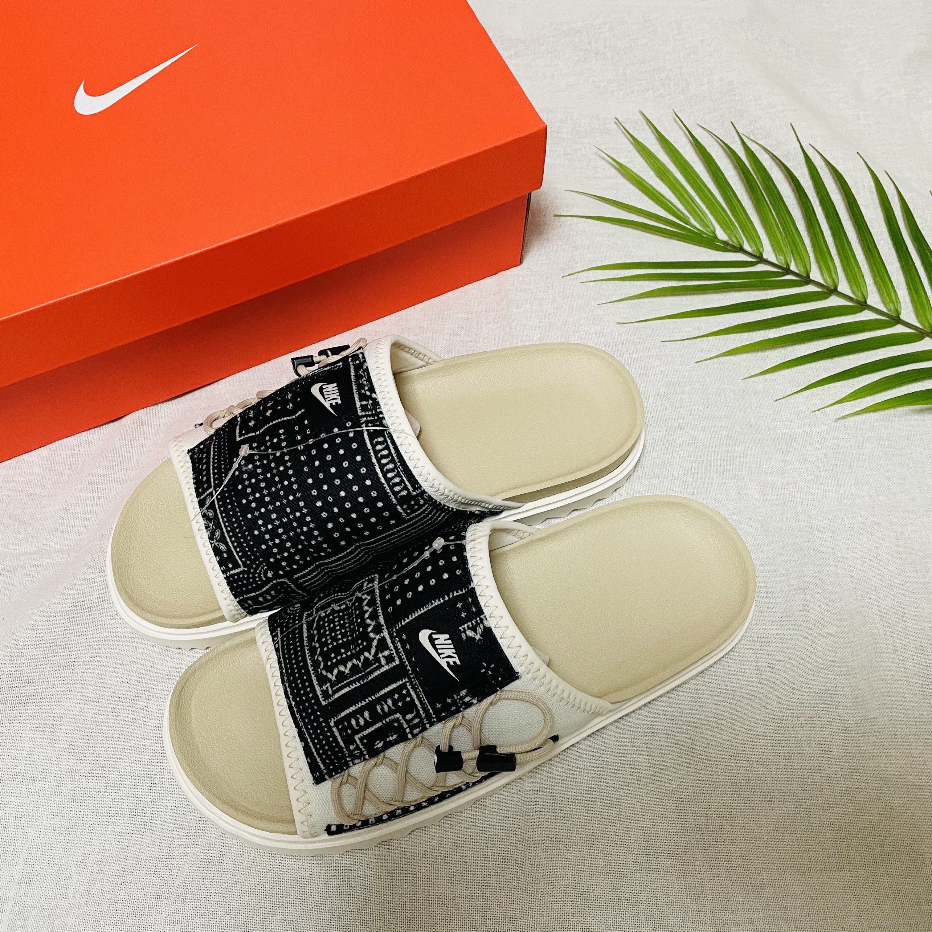Nike Asuna Slide Pale Ivory Rattan 착용 스타일 - 2