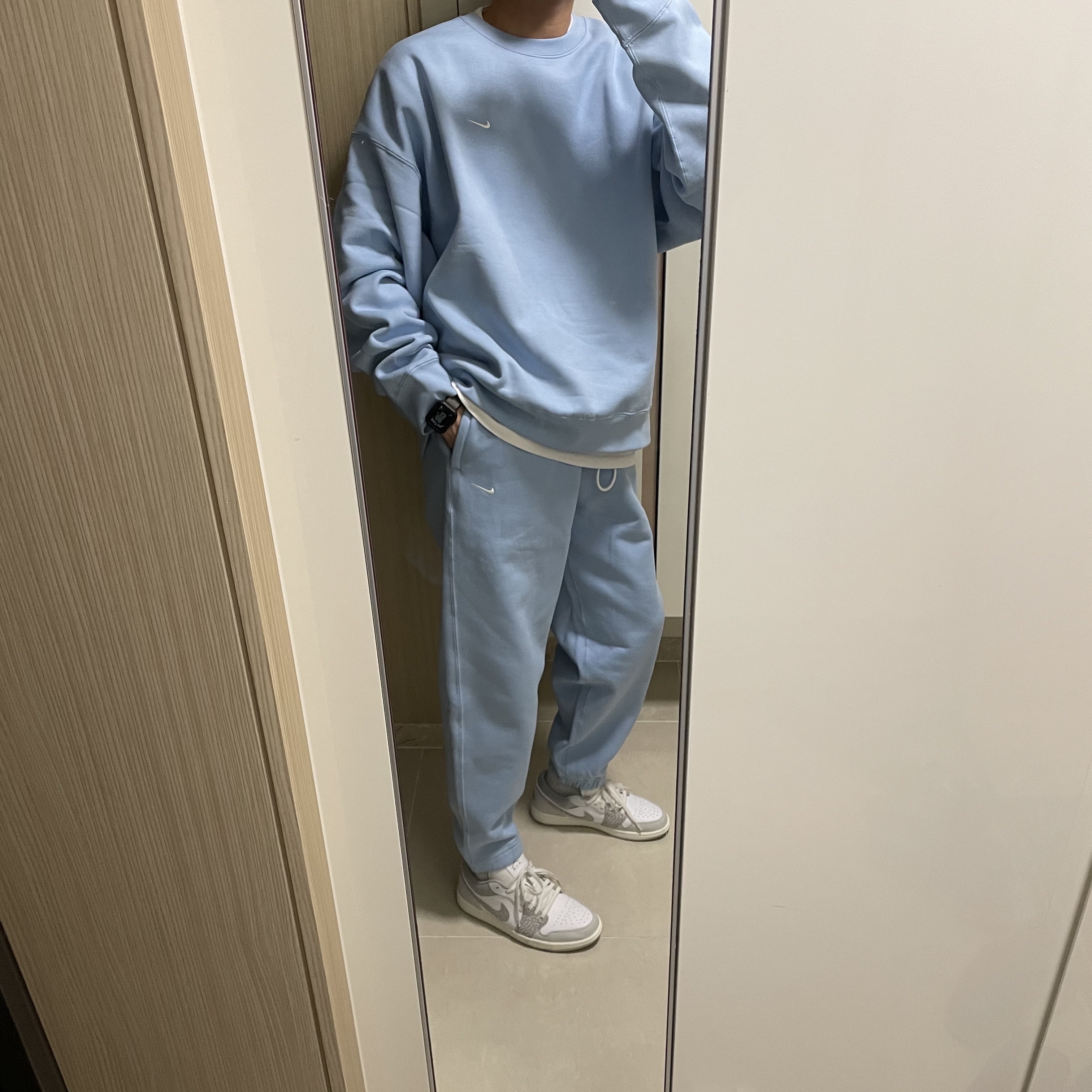 Nike NRG Solo Swoosh T-Shirt Light Bone - US/EU, Nike NRG Solo Swoosh Fleece Pants Psychic Blue - US/EU 착용 스타일 - 2