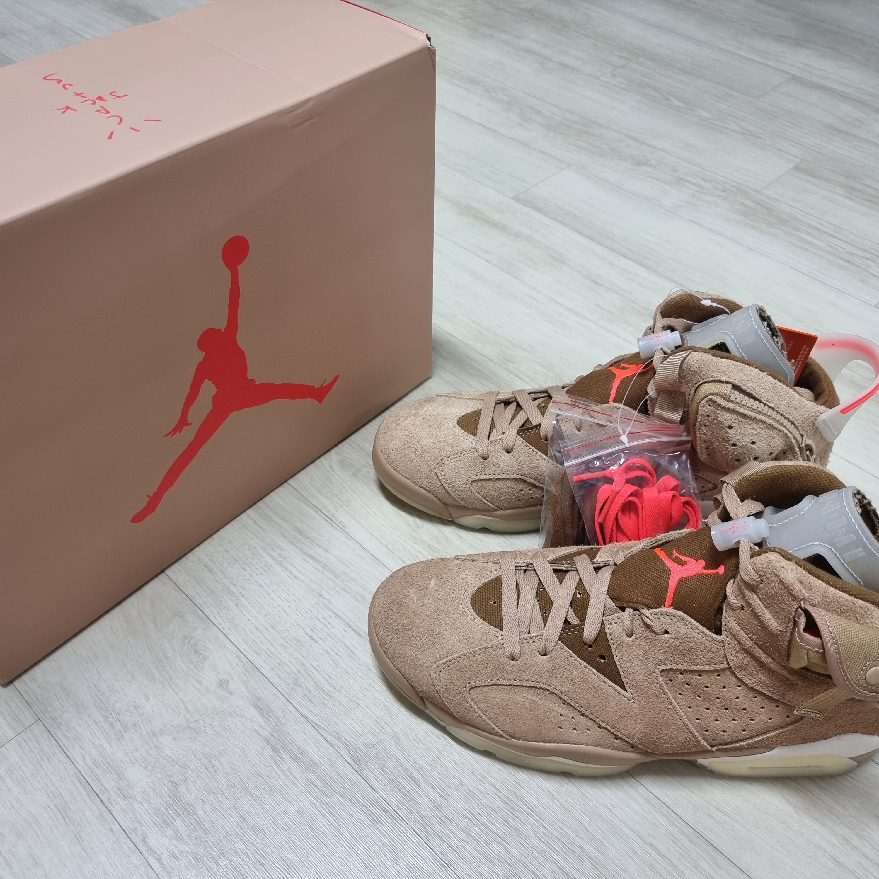 Jordan 6 x Travis Scott Retro SP British Khaki 착용 스타일 - 1