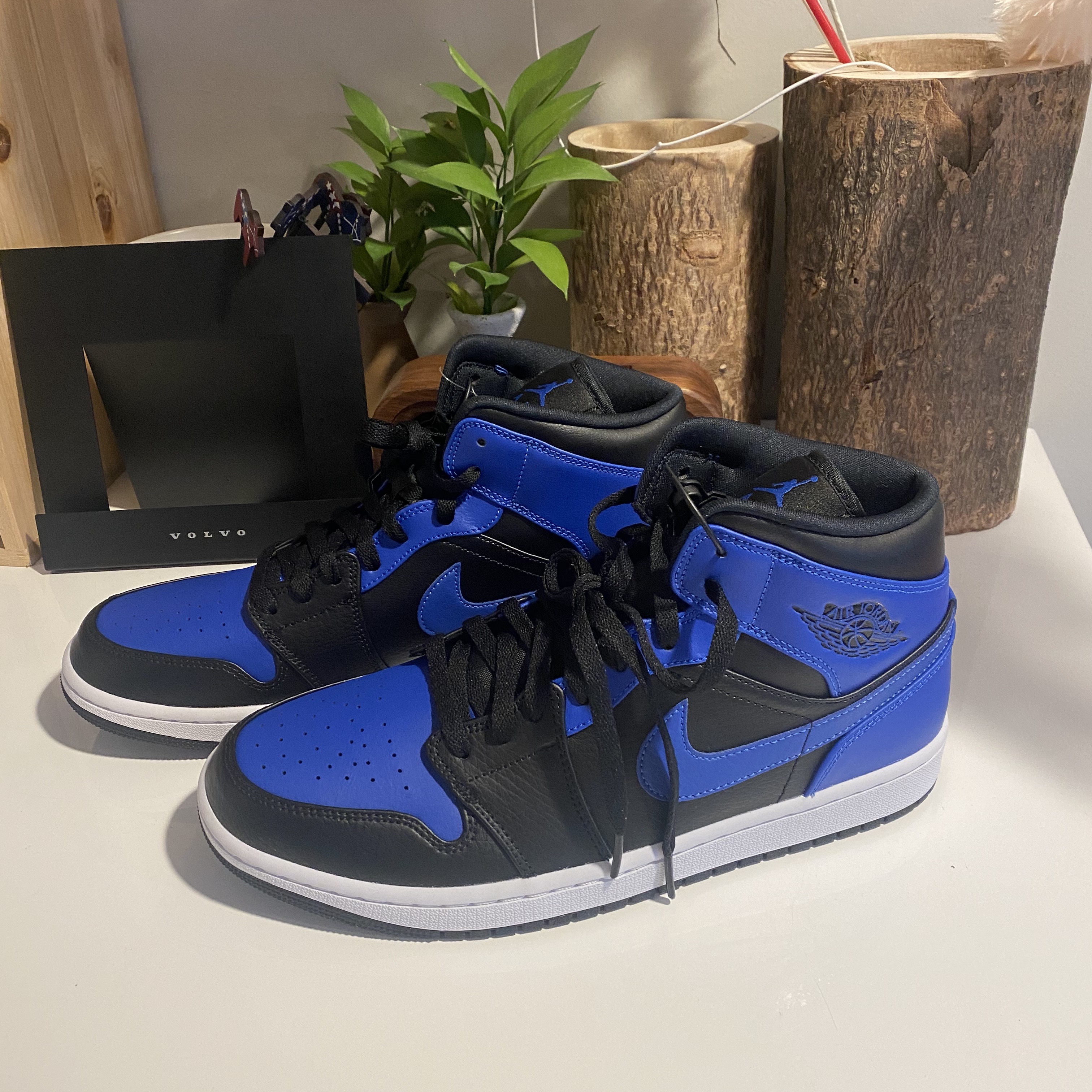 Jordan 1 Mid Black Hyper Royal 착용 스타일 - 2